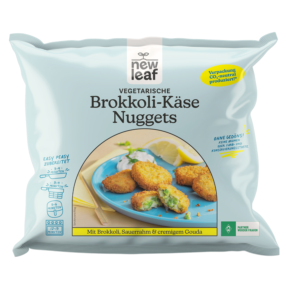 Vegane Brokkoli-Käse Nuggets auf blauer Platte mit Zitronenscheiben