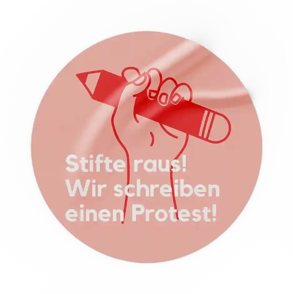 Ein Aufkleber mit einer Hand die einen Stift in die Luft hält. Dazu eine Botschaft der GEW Delmenhorst die zum Handeln aufruft