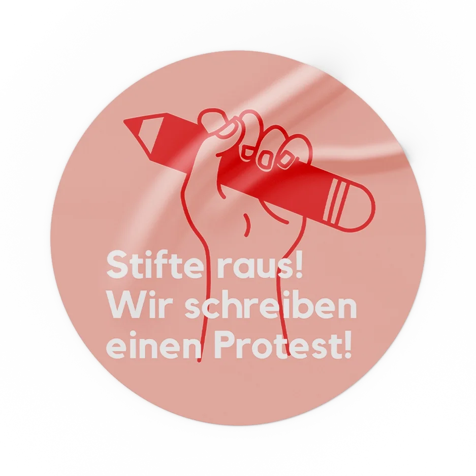 Ein Sticker der GEW mit der Botschaft "Stife raus! Wir schreiben einen Protest!"