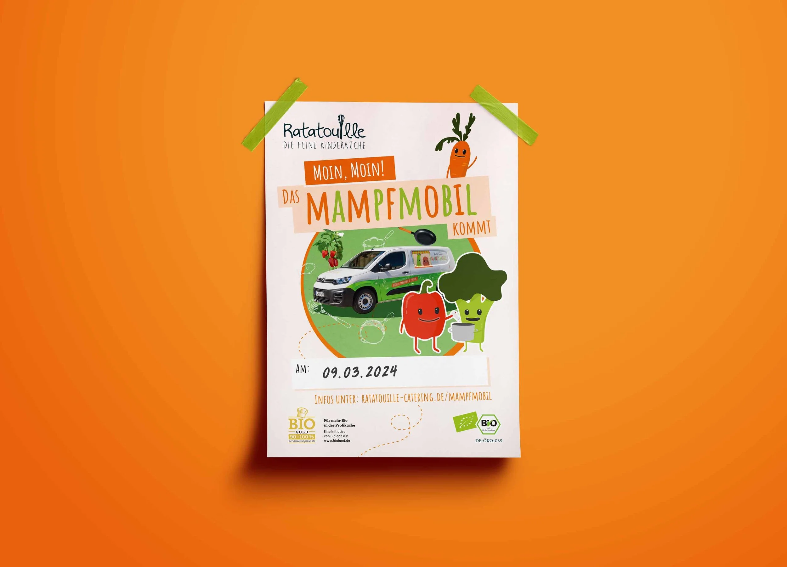 Ein Flyer für die Kinderküche 'Ratatouille' mit bunten Illustrationen von Gemüse und einem Auto, auf einem grünen Hintergrund.