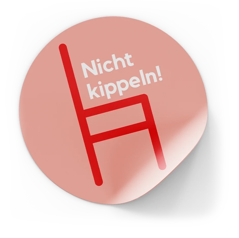 Ein runder Sticker mit der Botschaft "Nicht kippeln!"