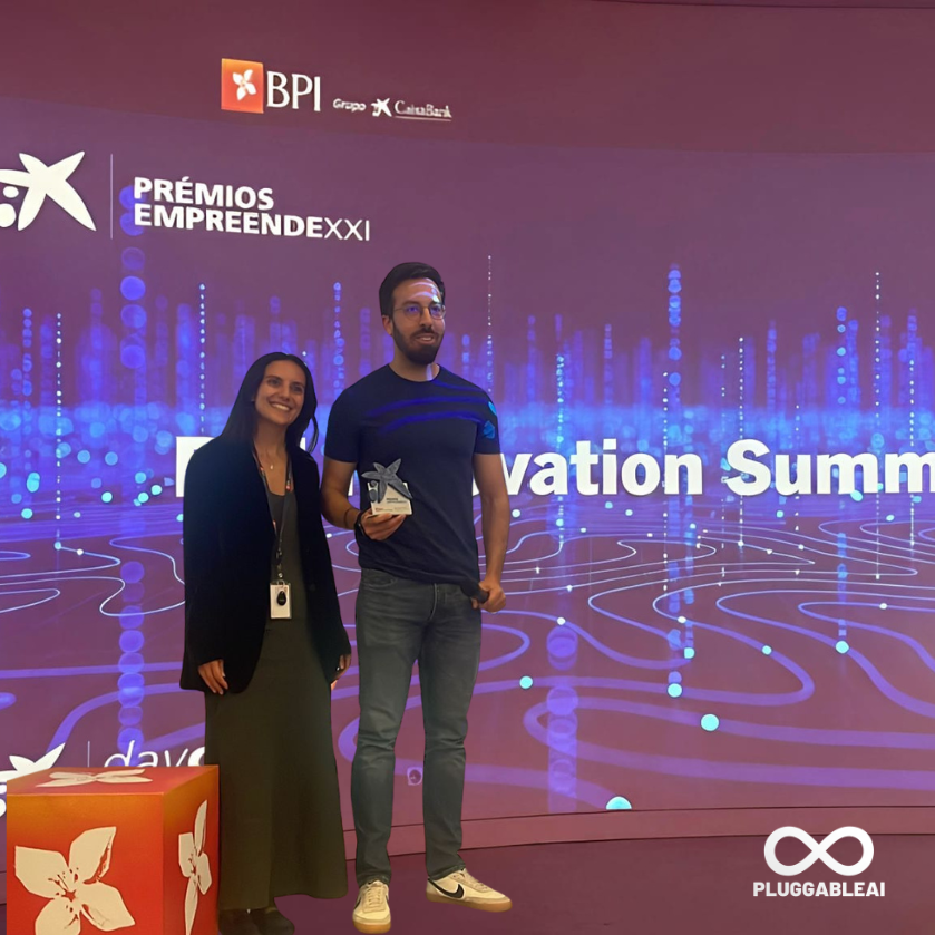 PluggableAI team receiving the EmpreendeXXI Award at the BPI Innovation Summit in Lisbon.