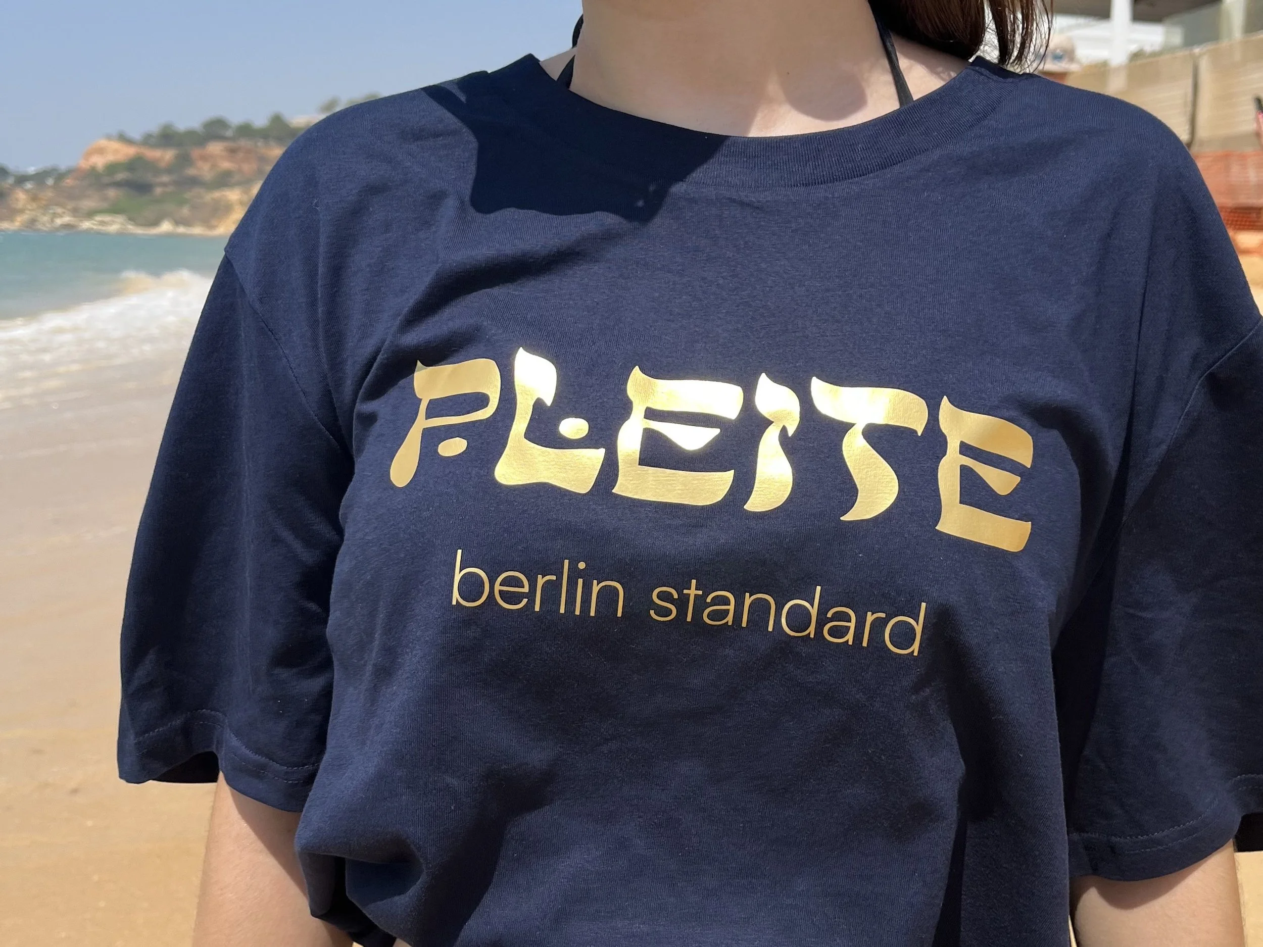 Ein Jahr SHALOM.BERLIN. Geburtstagsshirt PLEITE.