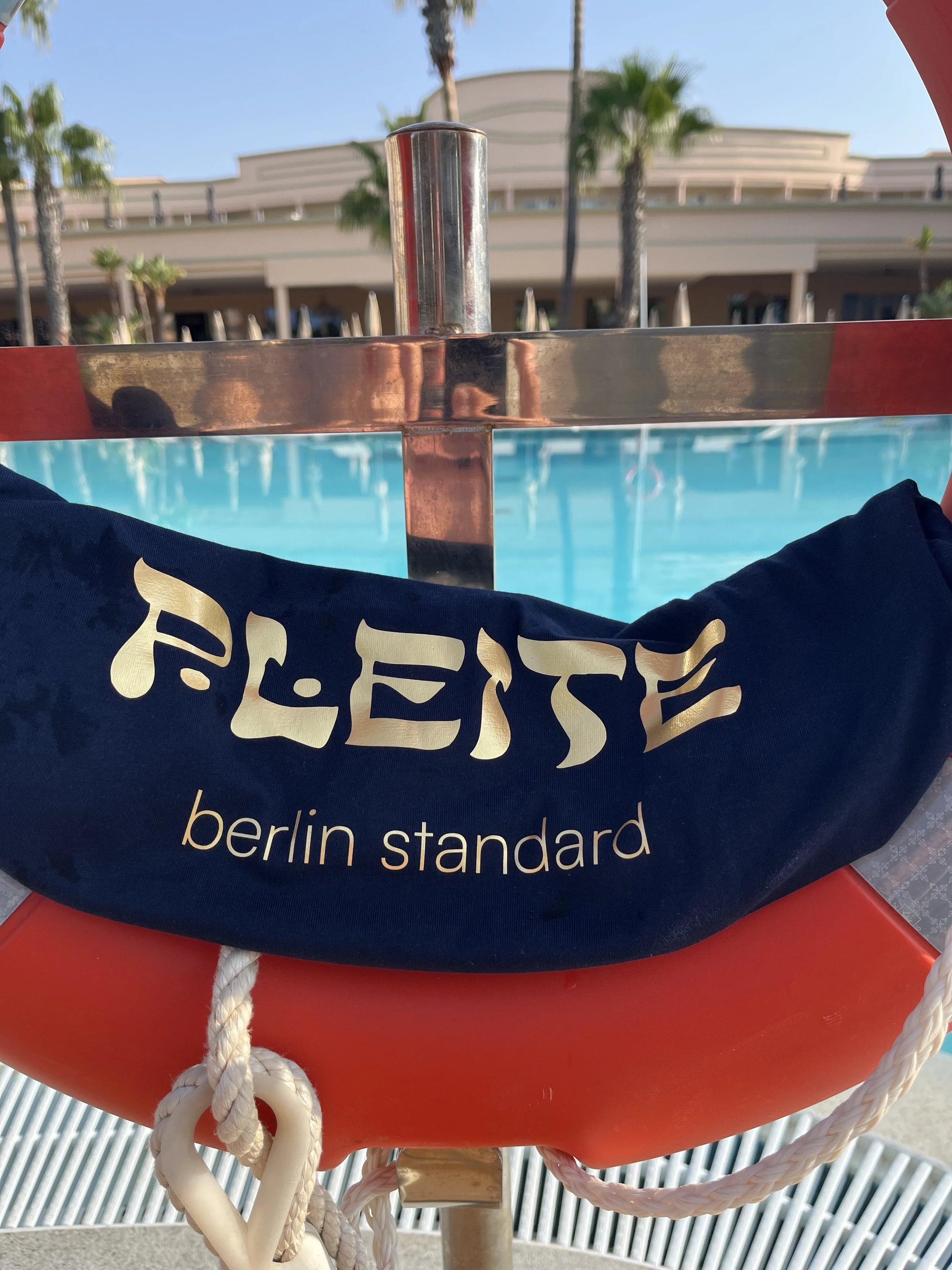 SHALOM.BERLIN_PLEITE_goldenshirt.jpeg