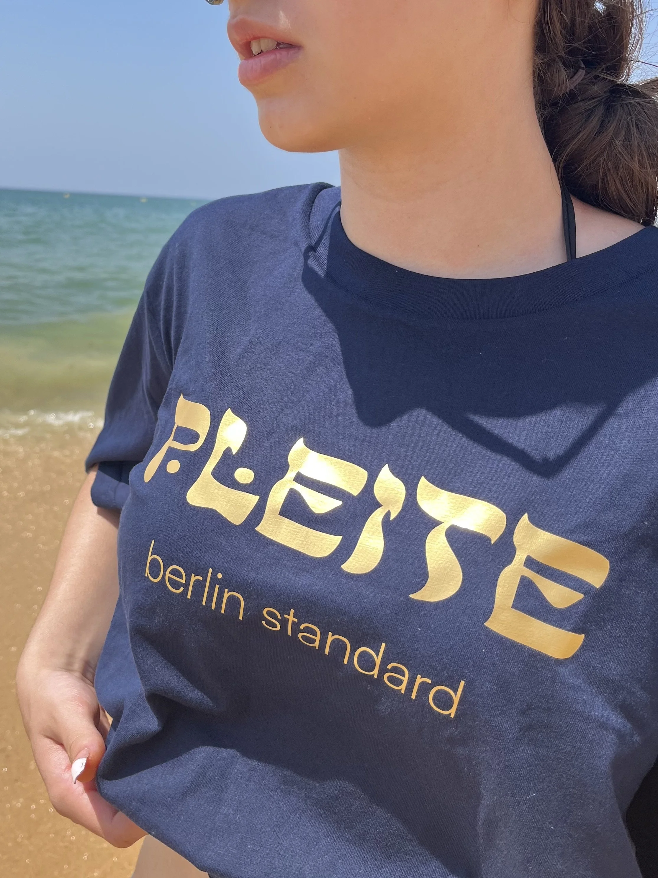SHALOM.BERLIN_goldenPLEITE_Model_hoch.jpeg