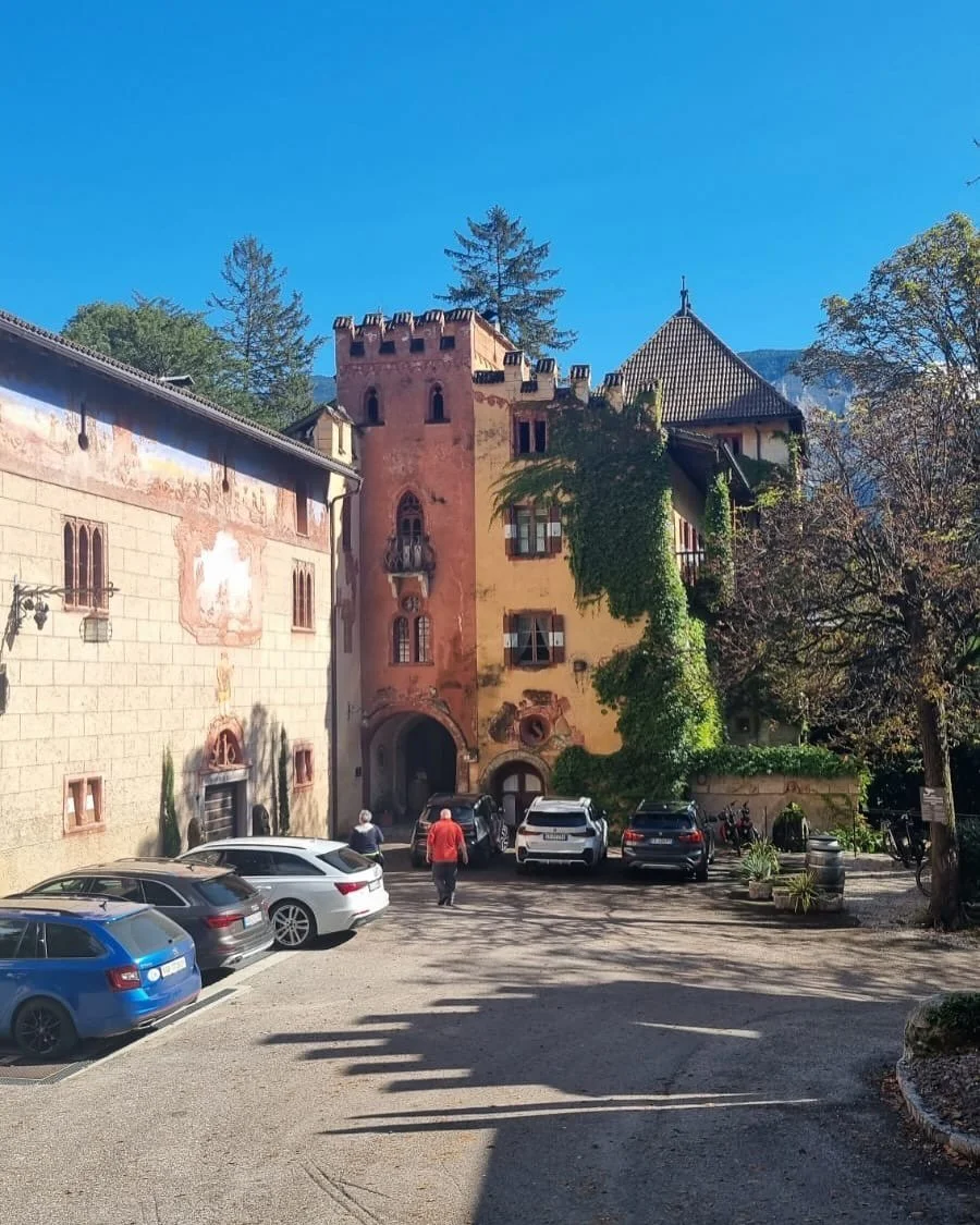 TIEFENBRUNNER, Alto Adige - Since 1675, the Tiefenbrunner family has made Castle Turmhof their home (image 1). Just above the castle lies the historic TOREN vineyard (image 3), a small 0.6-hectare plot that wraps around the ancient Castrum Linticlar 