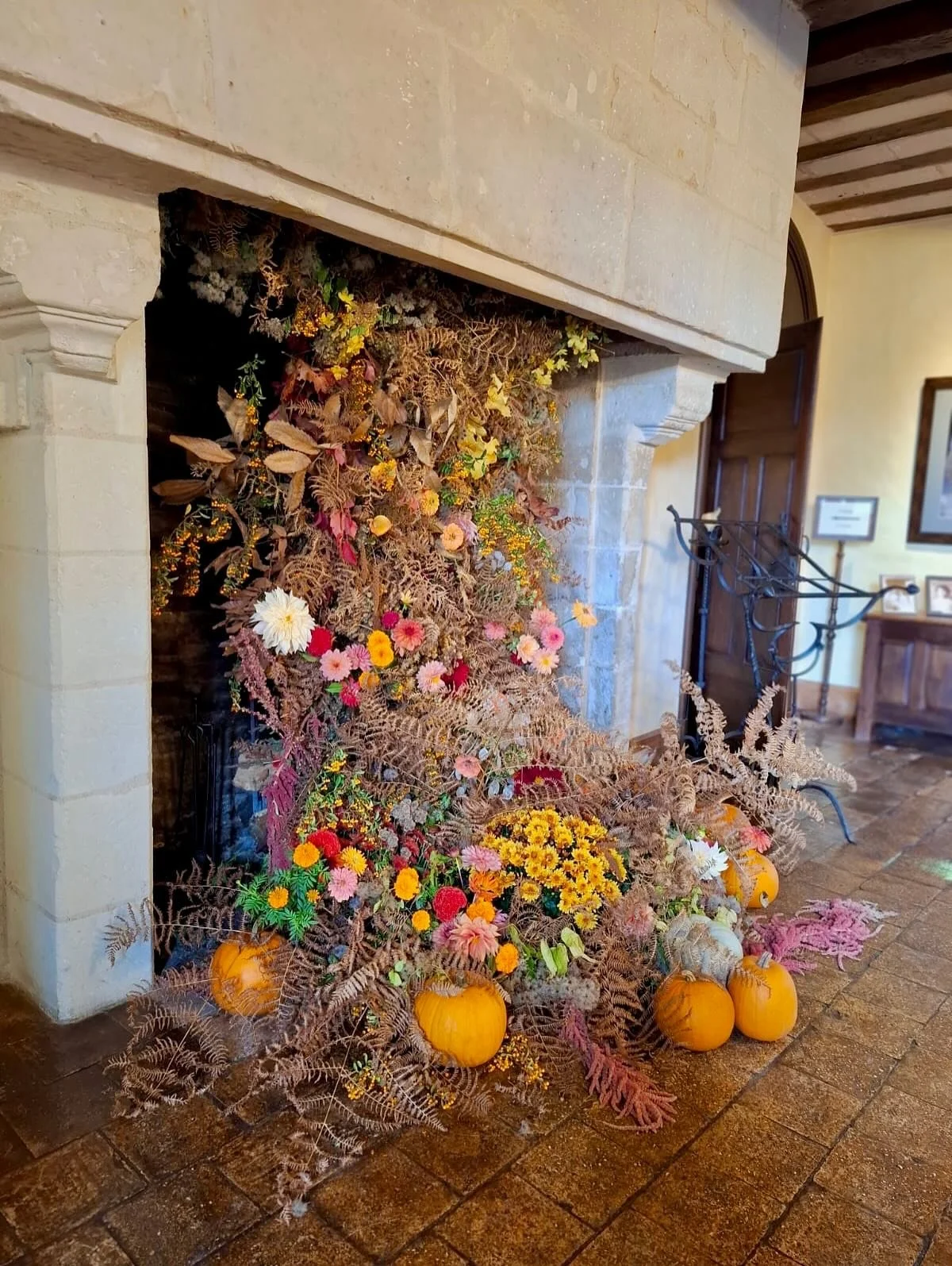 🏰🍂🍁Vie de Ch&acirc;teau 🎃🌻🏰

Hier avec les copains fleuristes du @collectif_delafleurfrancaise on a d&eacute;mont&eacute; les d&eacute;cors qui ont fleuri le @chateaudelislette pendant ces vacances d&rsquo;automne 🍁🍂🌻🍁

C&rsquo;&eacute;tait