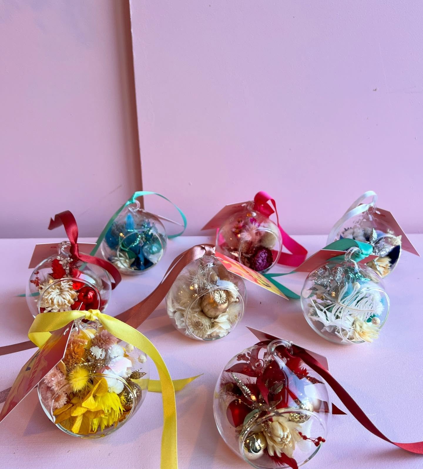✨Boules de No&euml;l 🎄 

Nos boules de no&euml;l en verre, objet de d&eacute;co pr&eacute;cieux et original pour illuminer votre int&eacute;rieur! Id&eacute;ales aussi pour g&acirc;ter vos proches &agrave; l&rsquo;approche des f&ecirc;tes! 

Elles s