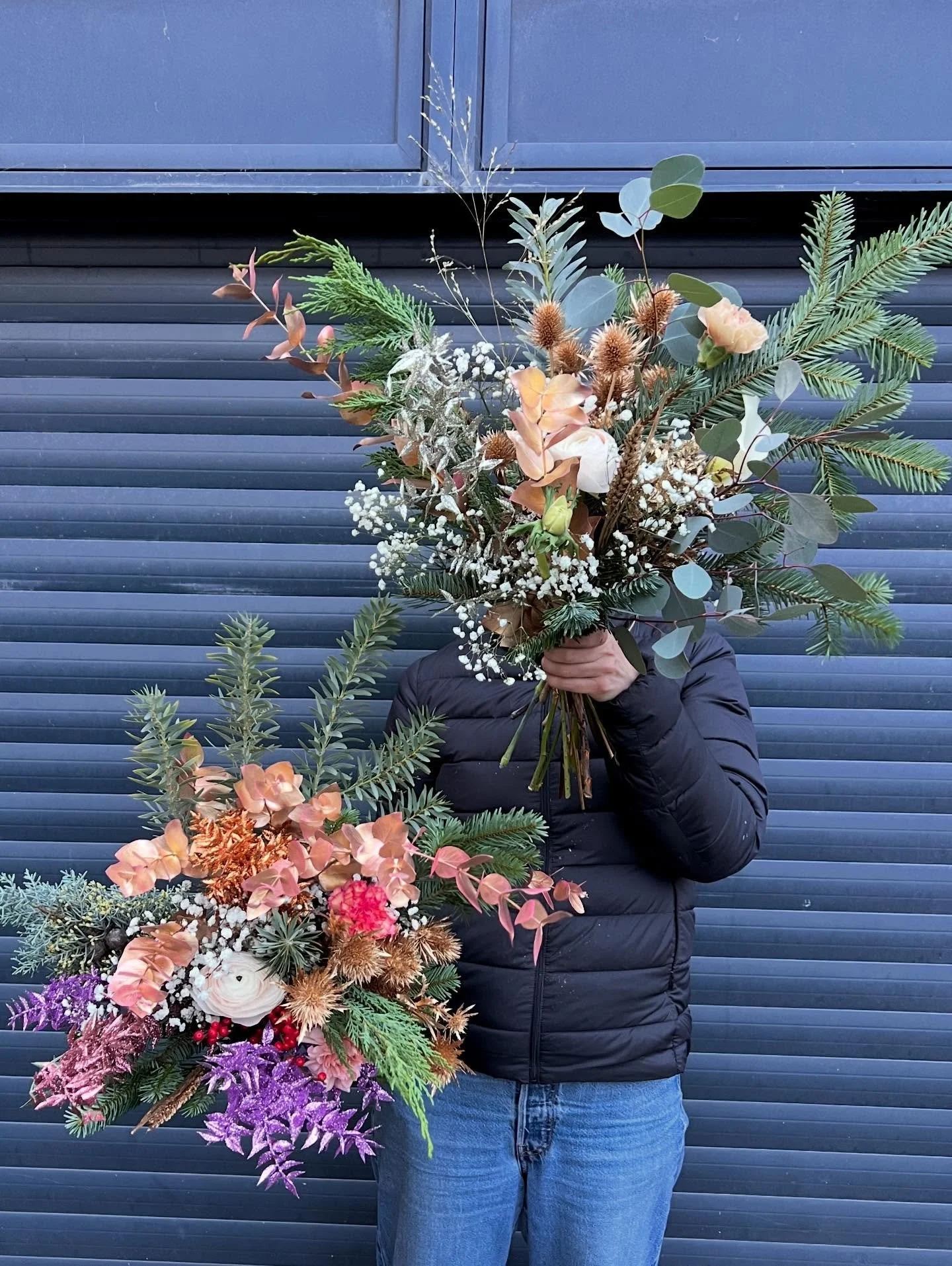 ✨🌲BOUQUETS DE F&Ecirc;TES ✨❄️

Nos bouquets de f&ecirc;tes sont dispos en commande sur notre eBoutique.

Ils sont compos&eacute;s d&rsquo;un mix de de fleurs locales et de saison (renoncules, an&eacute;mones, calla, oeillet de Nice, gypsophile, ilex