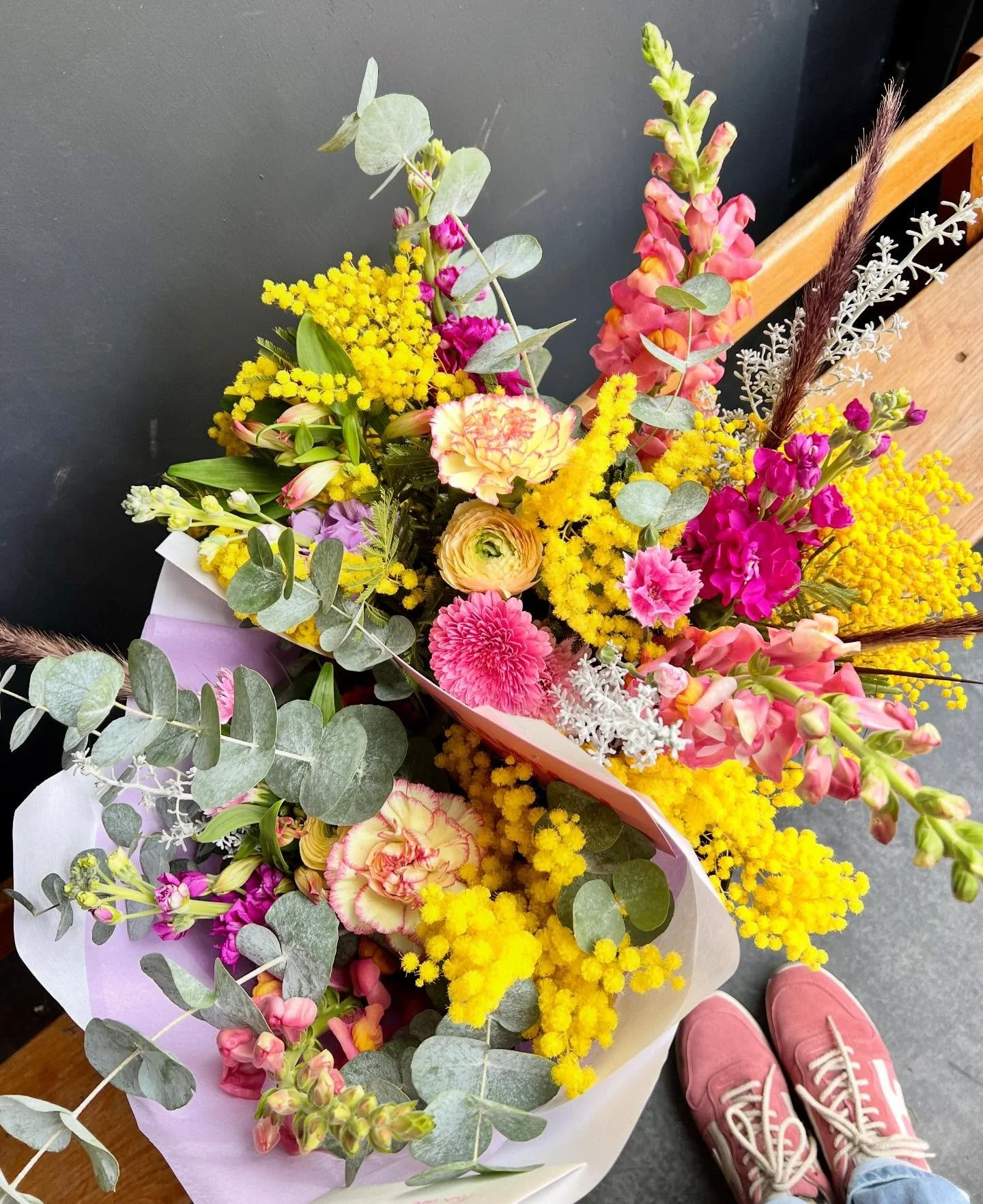 💐🌼 Du Soleil pour vos int&eacute;rieurs 🌸💐

Pour faire rentrer le soleil, la couleur et la chaleur dans vos int&eacute;rieur, cette semaine le bouquet de saison est compos&eacute; de fleurs peps en direct du Var et de Blois : mimosa, renoncules, 