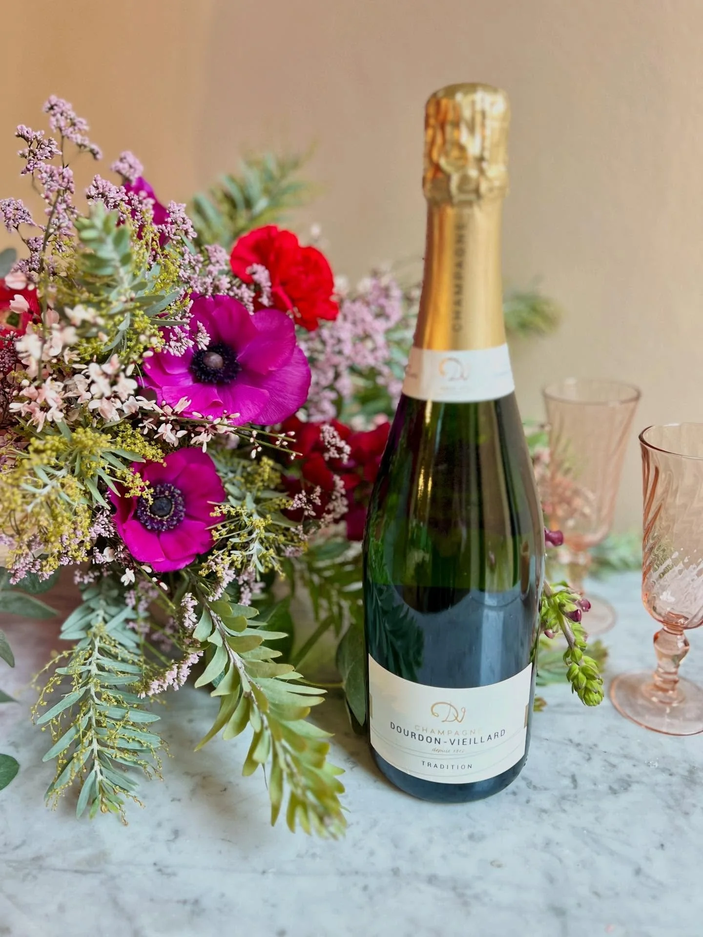🍾🌸L&rsquo;AMOUR P&Eacute;TILLE 💐🥂

Pour g&acirc;ter votre + 1 et passer un bon moment &agrave; deux le 14 f&eacute;vrier prochain ❤️💜💗 on vous a concoct&eacute; un pack en partenariat avec @maison.clement_ compos&eacute; de notre bouquet de fle