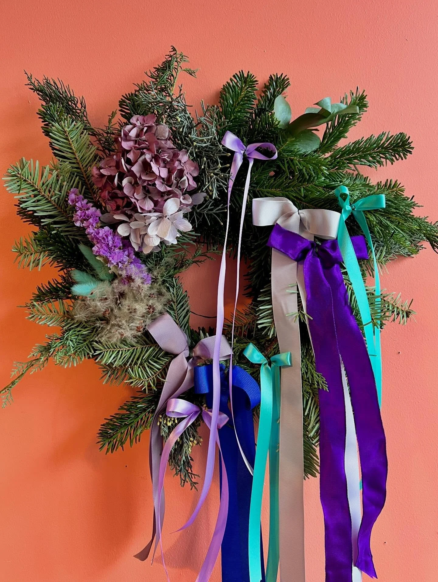 💜COURONN&Eacute;E🌸

RDV sur notre eBoutique ou Vendredi 19 d&eacute;cembre aux @leshallesdetours pour retrouver ces magnifiques couronnes de No&euml;l et pleins d&rsquo;autres compositions pour illuminer vos f&ecirc;tes! 

#fleuristetours #atelierf