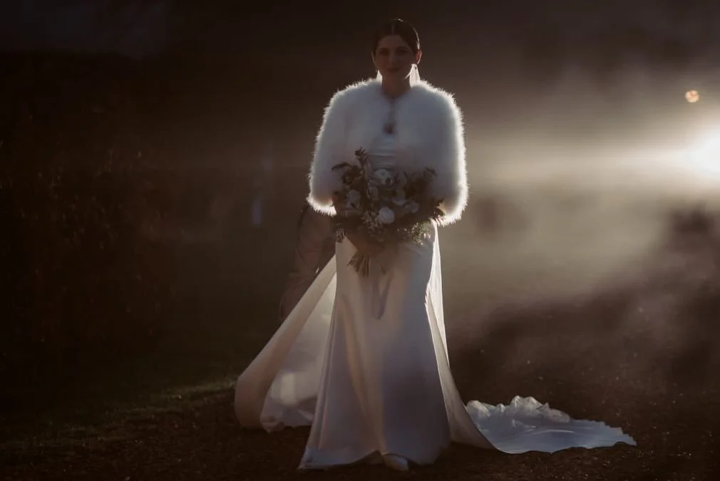 ❄️🌲🌿Mariage d&rsquo;hiver ✨❄️🌲 

Aper&ccedil;u de nos magnifiques mari&eacute;s du 13 d&eacute;cembre au @domaine_demontireau 

🩵 M&amp;J 💚

H&acirc;te de recevoir les photos de notre d&eacute;coration florale hivernale que l&rsquo;on a pris bea