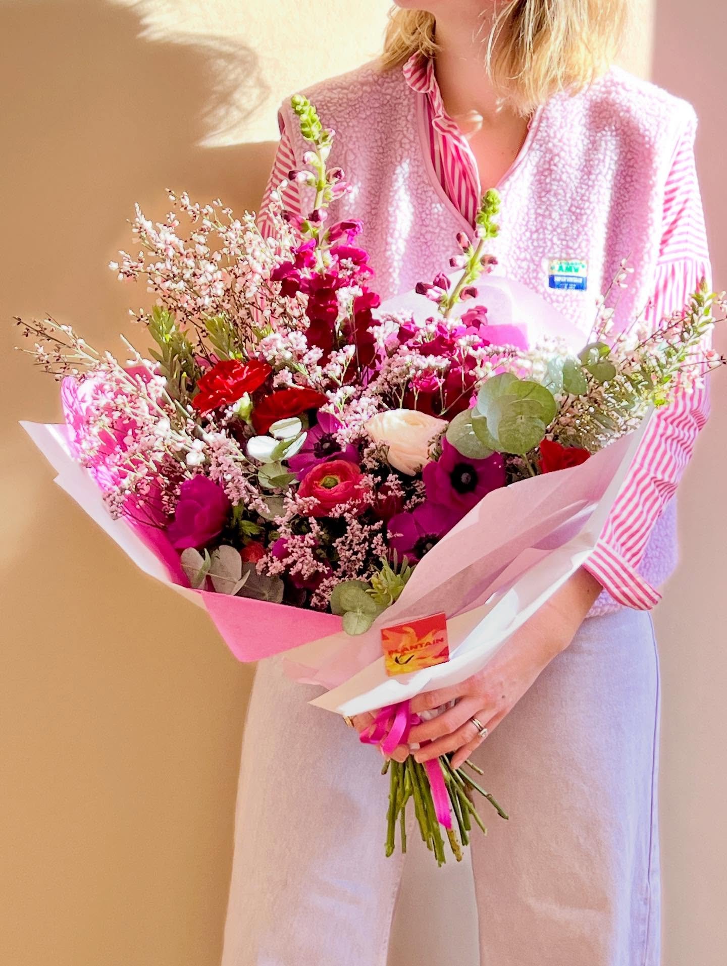 💗 SAINT VALENTIN 💜

🚨📣Spoiler alert : notre collection sp&eacute;ciale Saint Valentin est en ligne sur notre e boutique!

Des fleurs fra&icirc;ches de saison, des fleurs s&eacute;ch&eacute;es et m&ecirc;me un pack &laquo;&nbsp;l&rsquo;amour p&eac