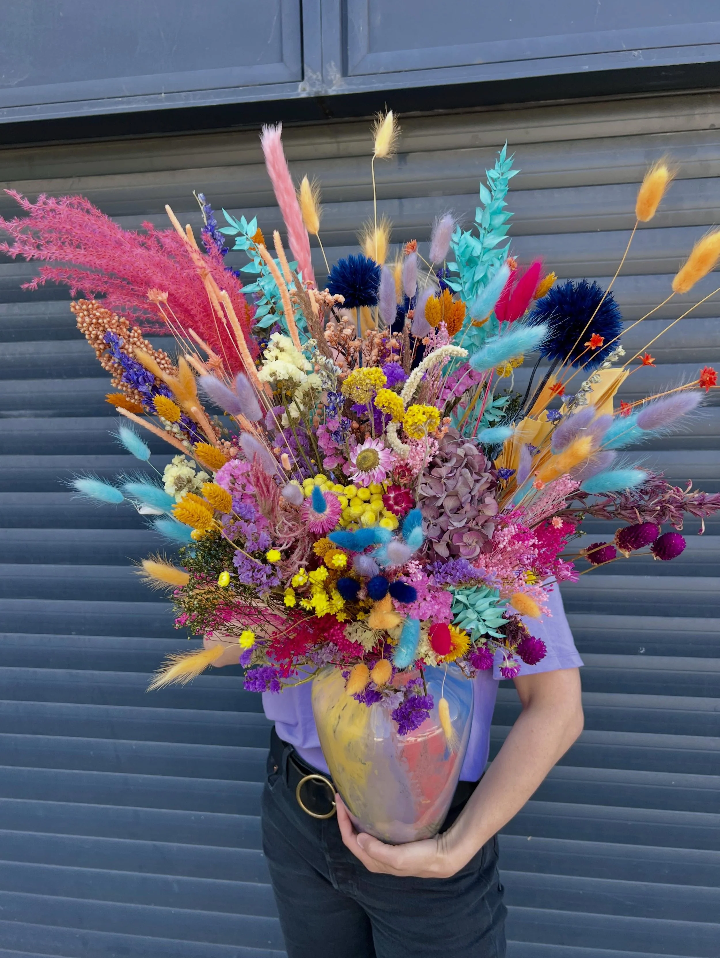🌈Dried Flowers🌈💜

Bouquet sur-mesure en fleurs s&eacute;ch&eacute;es compos&eacute; avec amour pour aller dans ce magnifique vase choisi par notre client pour apporter de la couleur &agrave; son int&eacute;rieur.

Pour la petite histoire, notre cl