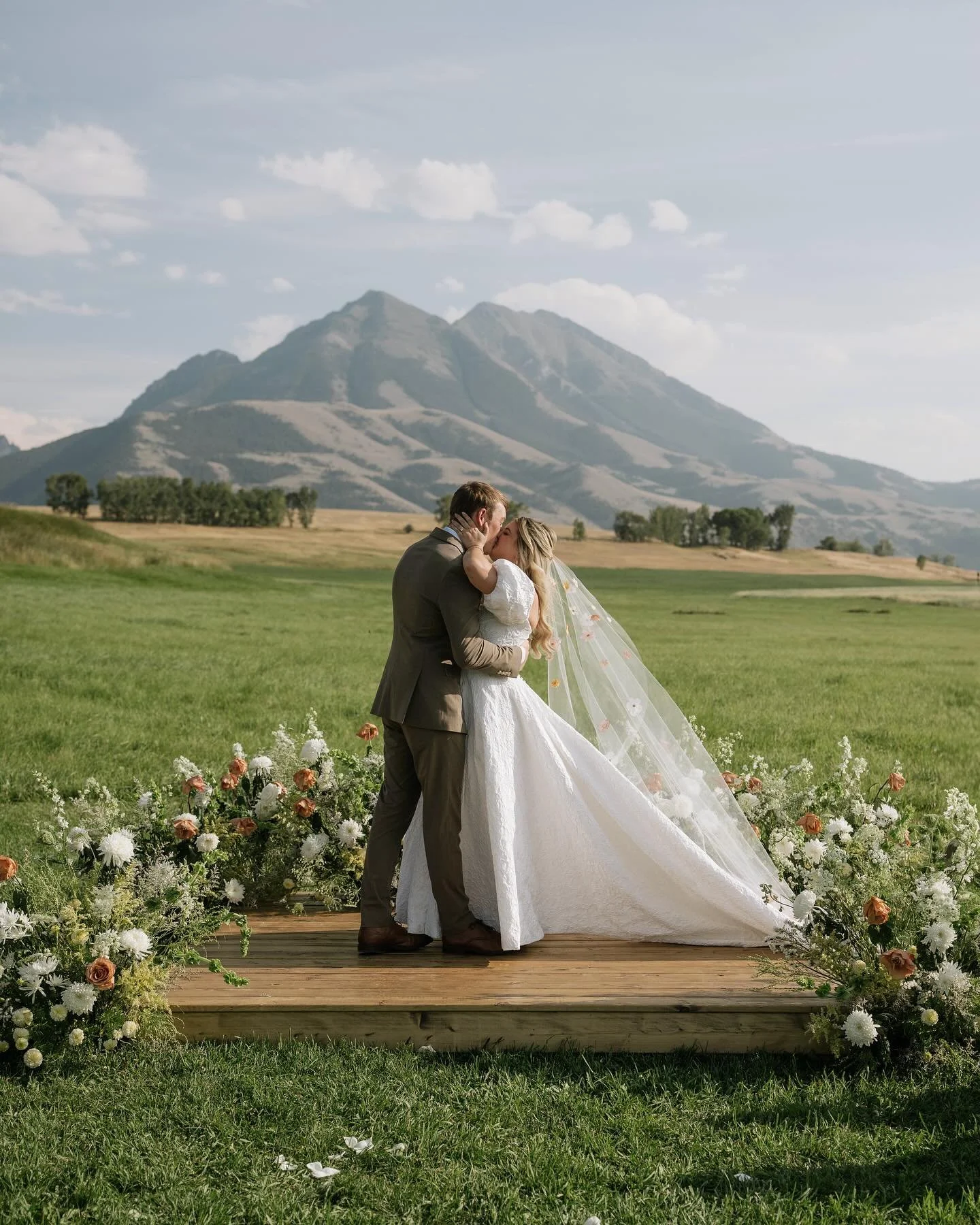 Don&rsquo;t even know where to start with Sammie + Drew&rsquo;s day, but I guess I&rsquo;ll start here! Doesn&rsquo;t even scratch the surface of this gorgeous day @sagelodge!

venue: @sagelodge 
photo: @soleadaphotos 
content creator: @theauraeditor