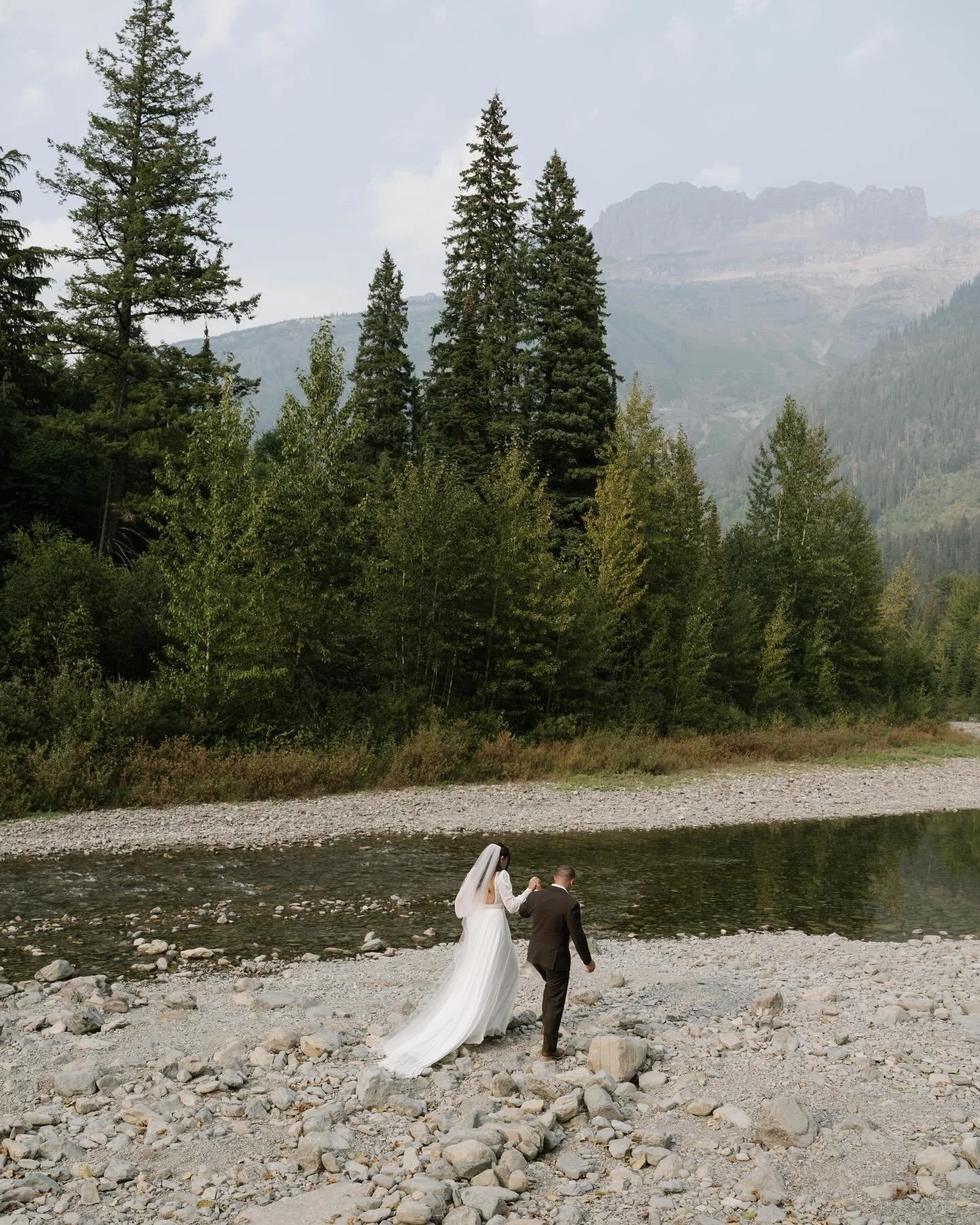 An intimate ceremony, portraits in Glacier, private vows by the river, and a stunning dinner @herb.and.omni to end the evening!
Sorrel + Peyton made decisions for their wedding day that made it personal and intentional to who they are as a couple. su