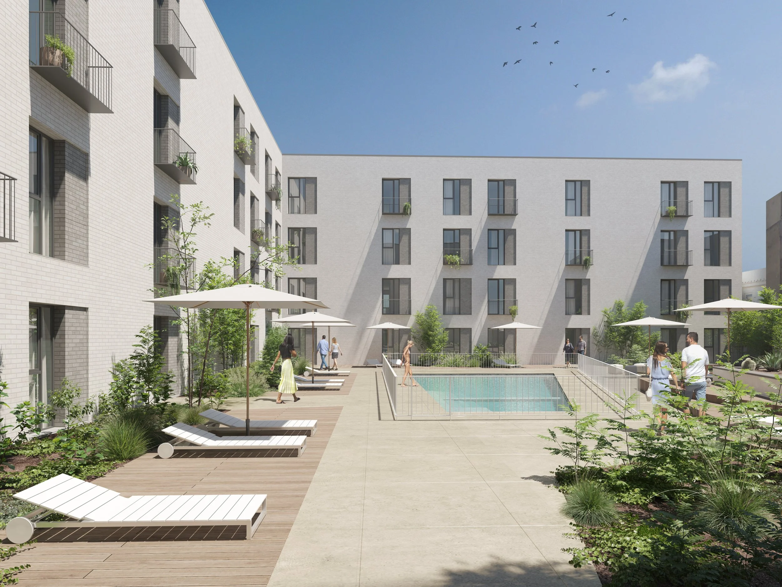 Vista de un complejo de apartamentos con un área de piscina y zonas de descanso con sombrillas y tumbonas, rodeado de vegetación y un edificio moderno con varias ventanas y balcones en un día soleado.