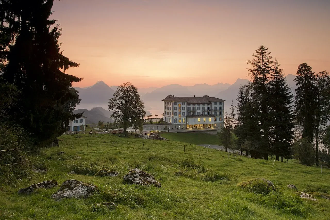 Außenansicht+Hotel+Villa+Honegg+im+Sommer+-Timo+Schwach-1920w.jpg.webp