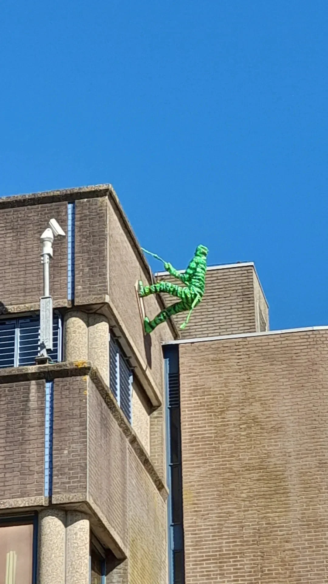 dak sculptuur Pieterbaan centrum ontsnappende gevangene (4).jpeg