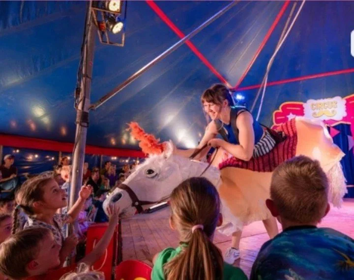 circus paarden  moustache.jpg
