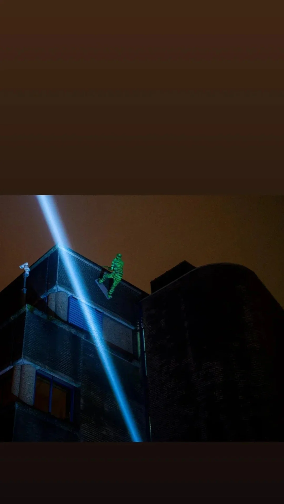 dak sculptuur Pieterbaan centrum ontsnappende gevangene (2).jpeg