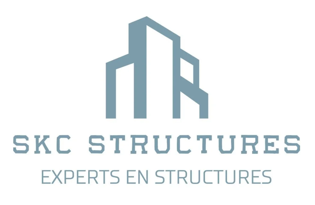 Logo de SKC Structures avec une silhouette de bâtiments en bleu et le slogan "Experts en structures".