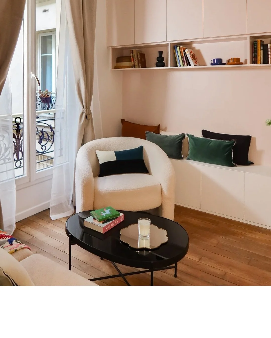 EUG&Egrave;NE &bull; Apr&egrave;s l&rsquo;espace cuisine/repas, on se tourne de l&rsquo;autre c&ocirc;t&eacute; de la pi&egrave;ce de vie de cet appartement de 36m2 enti&egrave;rement repens&eacute;. 

Le mur &agrave; droite de la fen&ecirc;tre a &ea