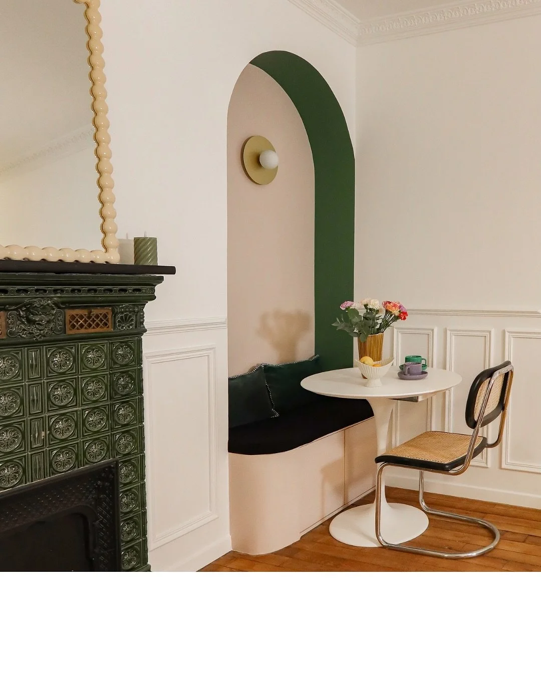 EUG&Egrave;NE &bull; Zoom sur la cuisine et le coin repas de cet appartement de 36m2. 

Ici, on a plac&eacute; le joli po&ecirc;le prussien au c&oelig;ur de la conception en imaginant des rappels de vert diss&eacute;min&eacute;s &ccedil;&agrave; et l