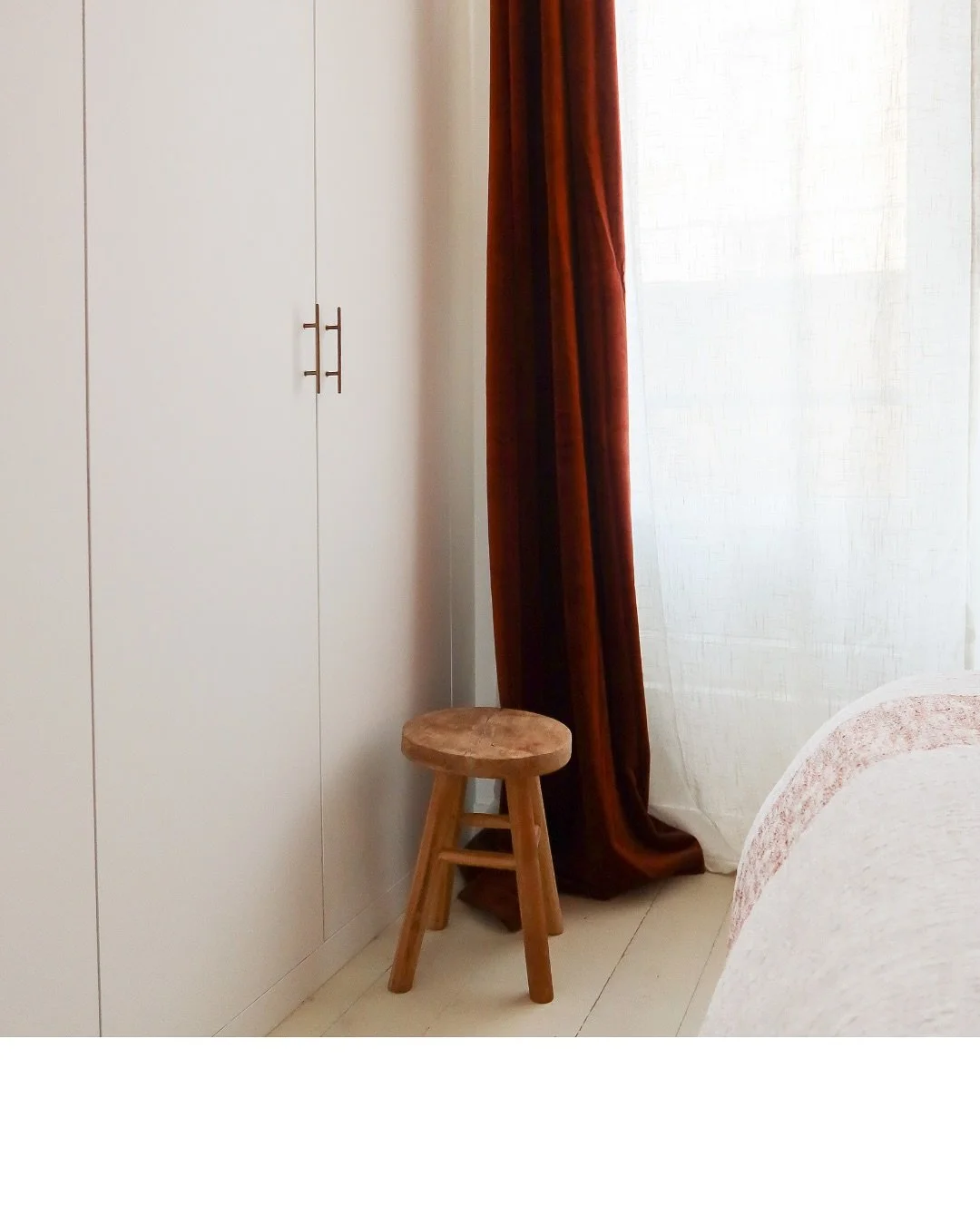 RAMPONEAU &bull; Et voici enfin l&rsquo;espace nuit de cet appartement de 38m2 enti&egrave;rement r&eacute;nov&eacute; 🌝

La chambre, auparavant minuscule, a &eacute;t&eacute; fusionn&eacute;e avec l&rsquo;ancienne salle de bains, pour devenir une p