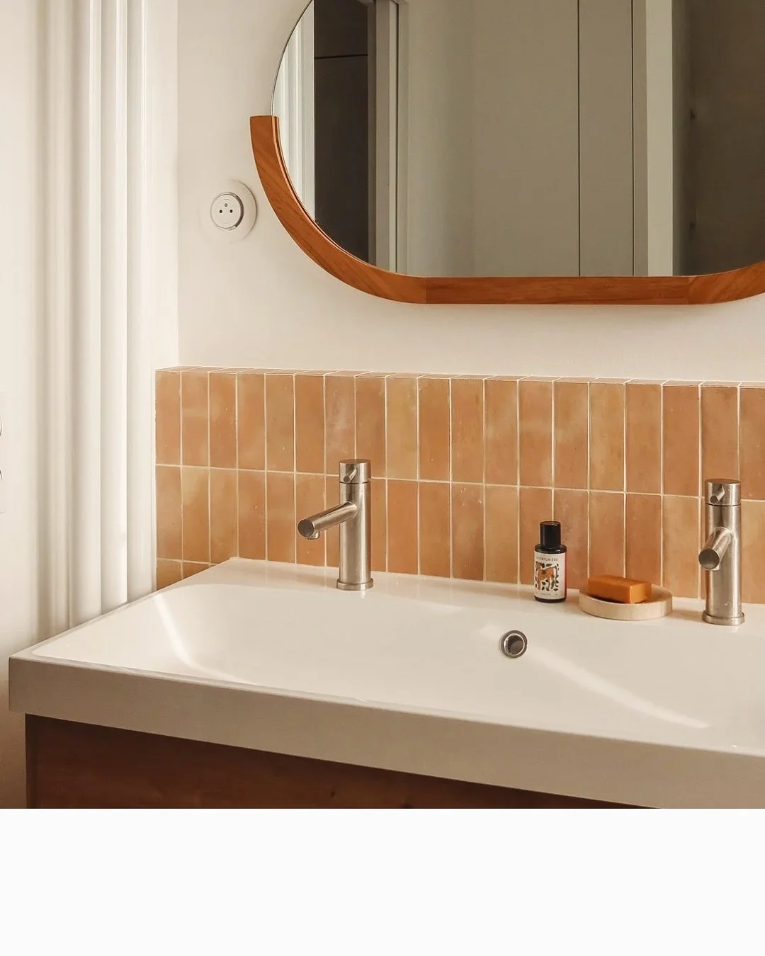 RAMPONEAU &bull; Suite de ce projet de r&eacute;novation compl&egrave;te d&rsquo;un appartement de 38m2 avec un zoom sur la pi&egrave;ce d&rsquo;eau. 

Auparavant assez exigu&euml;, la nouvelle salle de bains est venue s&rsquo;installer en lieu et pl