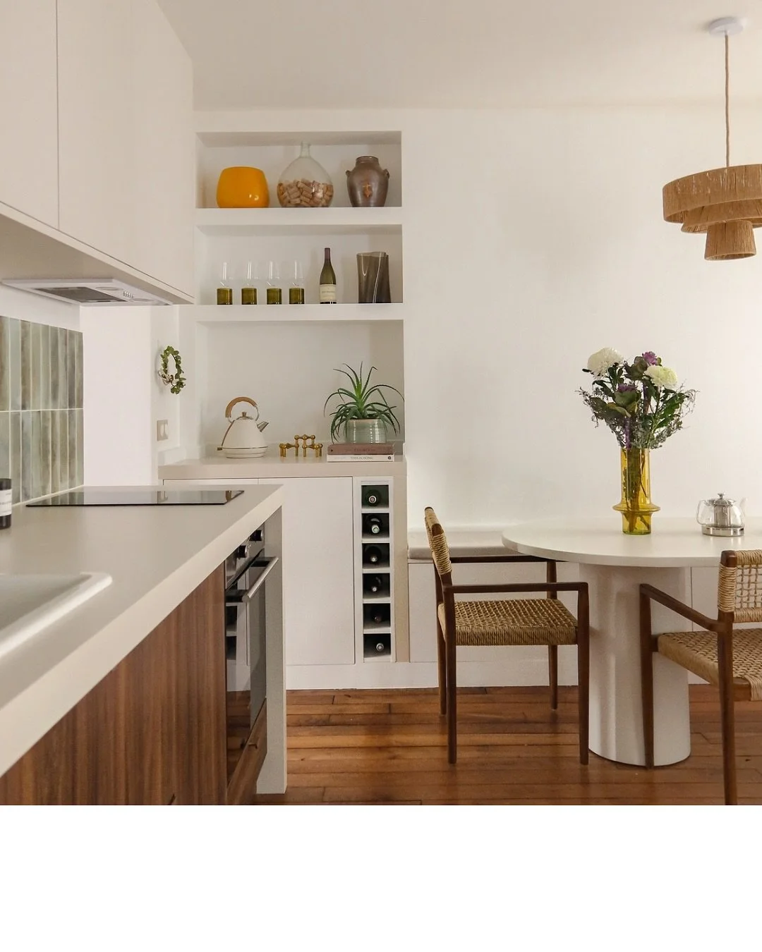 RAMPONEAU &bull; Et voil&agrave; le r&eacute;sultat apr&egrave;s 3,5 mois de travaux ! 
Du c&ocirc;t&eacute; de la pi&egrave;ce de vie, l&rsquo;espace s&rsquo;organise en 3 zones : - la cuisine simple et efficace avec un coin desserte
- un bel espace