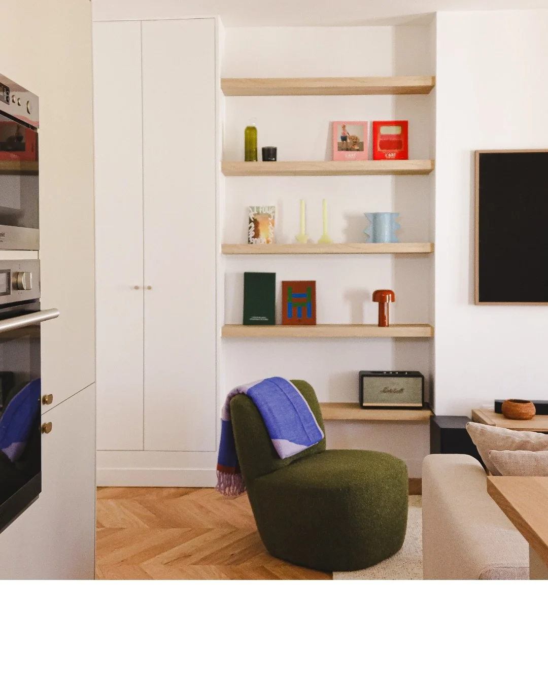 HERMEL &bull; Avant/apr&egrave;s - on se plonge (enfin !) dans la refonte compl&egrave;te de ce 50m2 dans le 18e. arrondissement de Paris. 
Afin de cr&eacute;er une grande pi&egrave;ce de vie optimis&eacute;e, nous avons fusionn&eacute; les 2 pi&egra