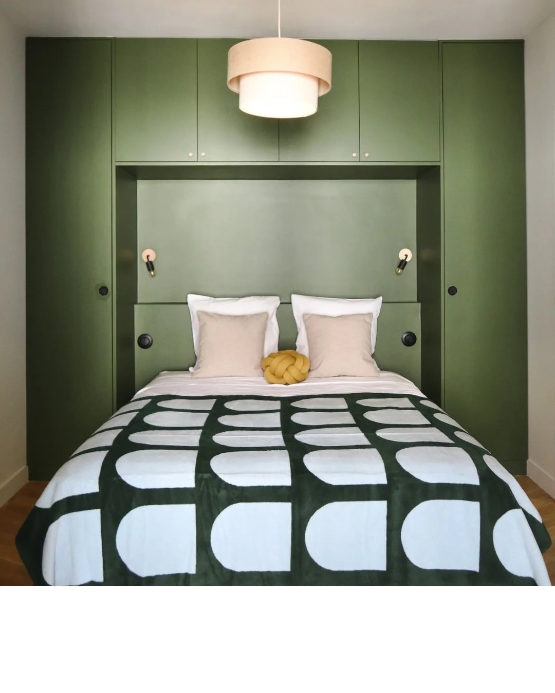 HERMEL &bull; Suite du projet du c&ocirc;t&eacute; de la chambre &agrave; coucher. Au vu des diff&eacute;rentes contraintes, nous avons opt&eacute; avec le client pour un plan peu conventionnel : une chambre en second jour, accessible par une double 