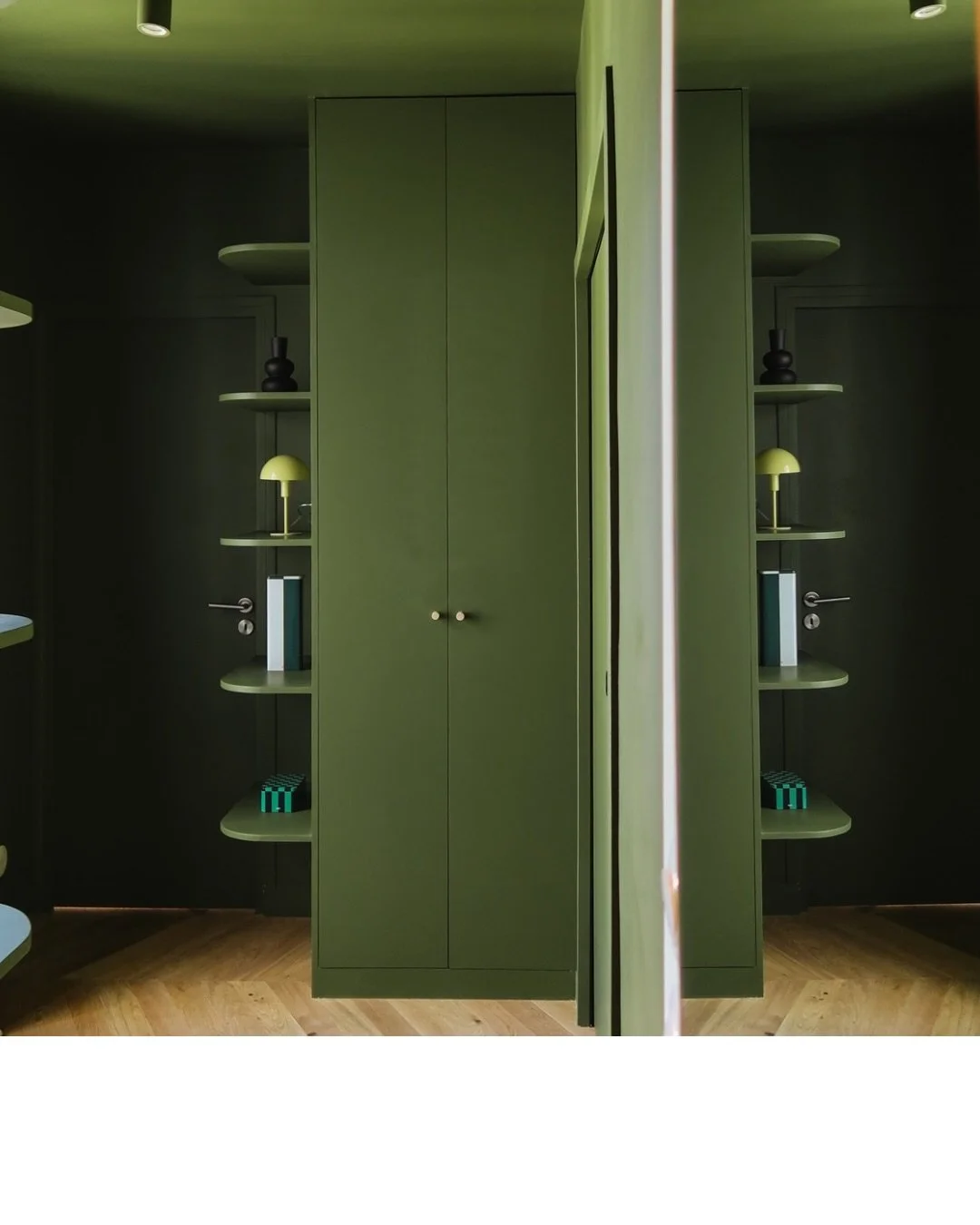 HERMEL &bull; Et voici le vestibule circulant qui fait le trait d&rsquo;union entre l&rsquo;espace entr&eacute;e/WC et le s&eacute;jour. 

Il comporte 2 placards sur-mesure en quinconce et dessert &eacute;galement par une double porte &agrave; galand