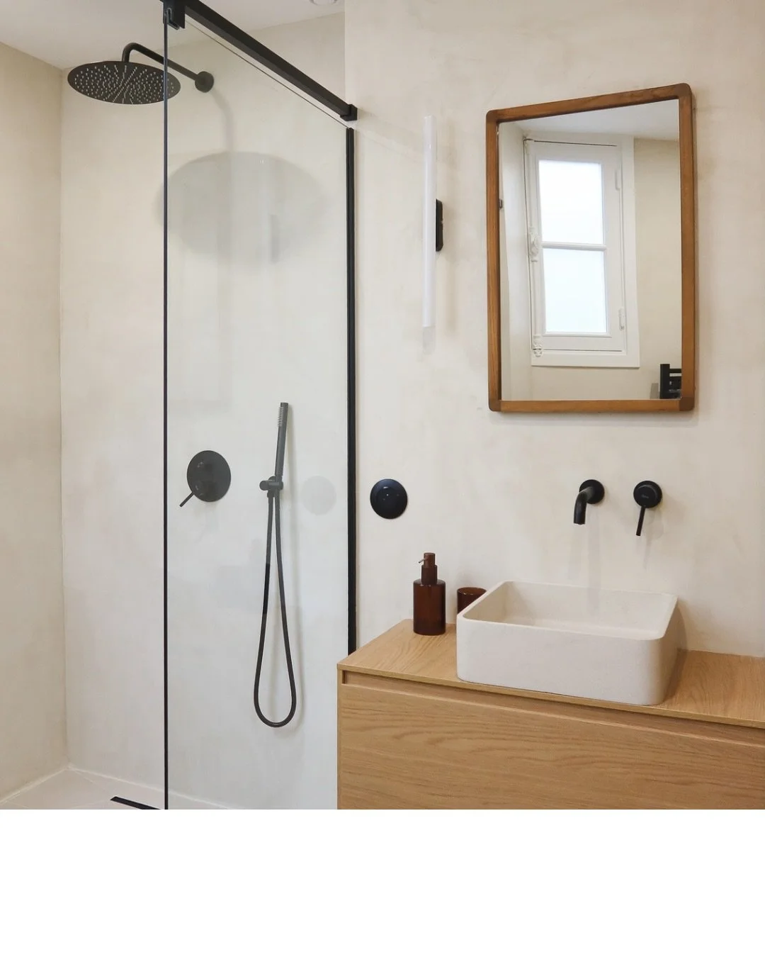 HERMEL &bull; Suite et fin du projet de refonte de ce 50m2. 
En-suite avec la chambre on arrive dans cette spacieuse salle de douche. 
Toujours dans un esprit tr&egrave;s sobre et &eacute;pur&eacute;, le client a choisi de d&eacute;cliner des teintes