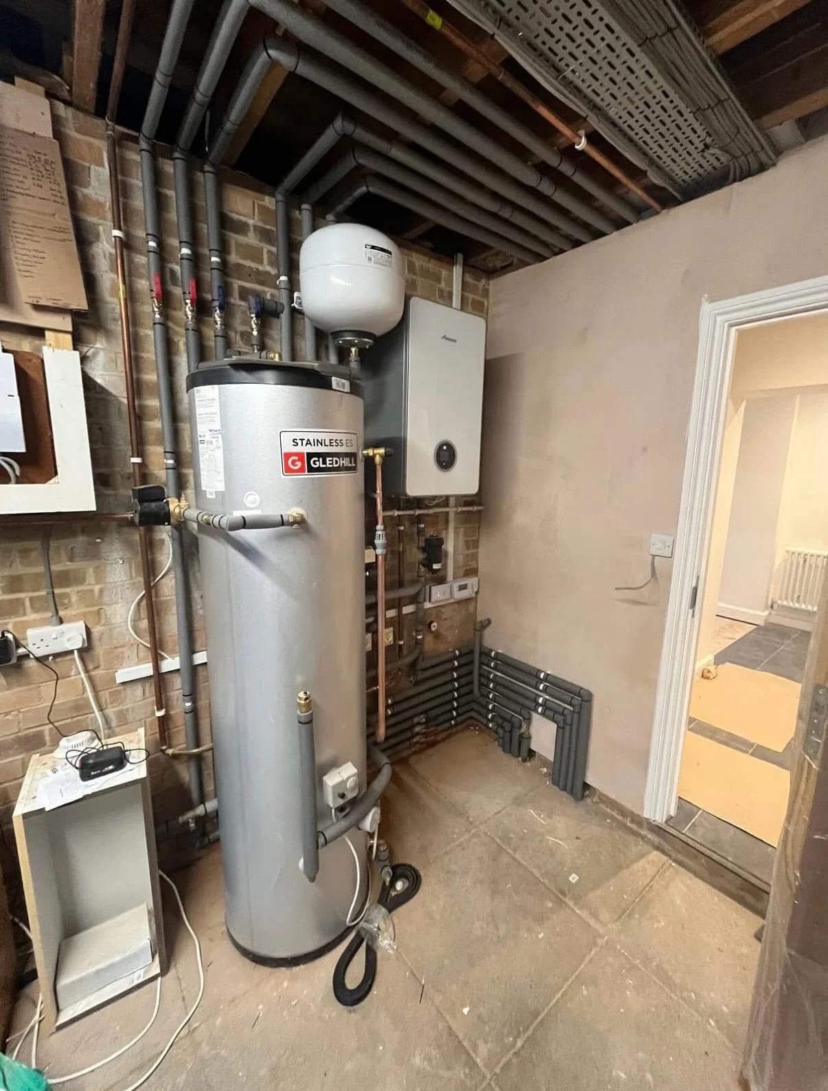 Cylinder And Boiler Installation 

Here we have a cylinder and boiler installation, we can complete any job big or small. This installation we upgraded controls and programmers also a full chemical flush was undertaken. Lagged pipework, full test and