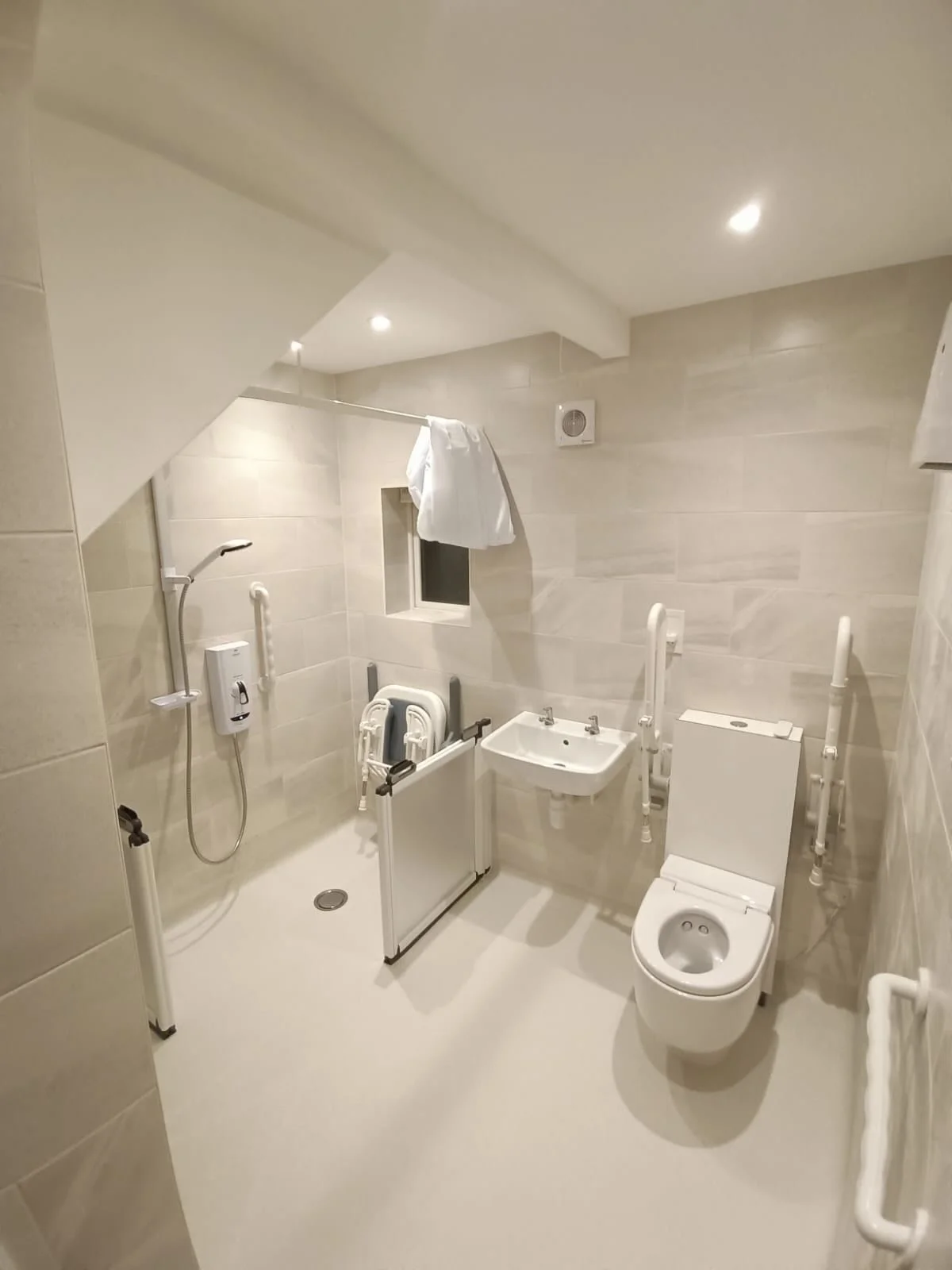 Here we have a complete change of a bathroom. This bathroom also had a cylinder cupboard complete with boiler that has been relocated to a cupboard in another room as seen in the photos. Please take your time to swipe through and see the massive chan