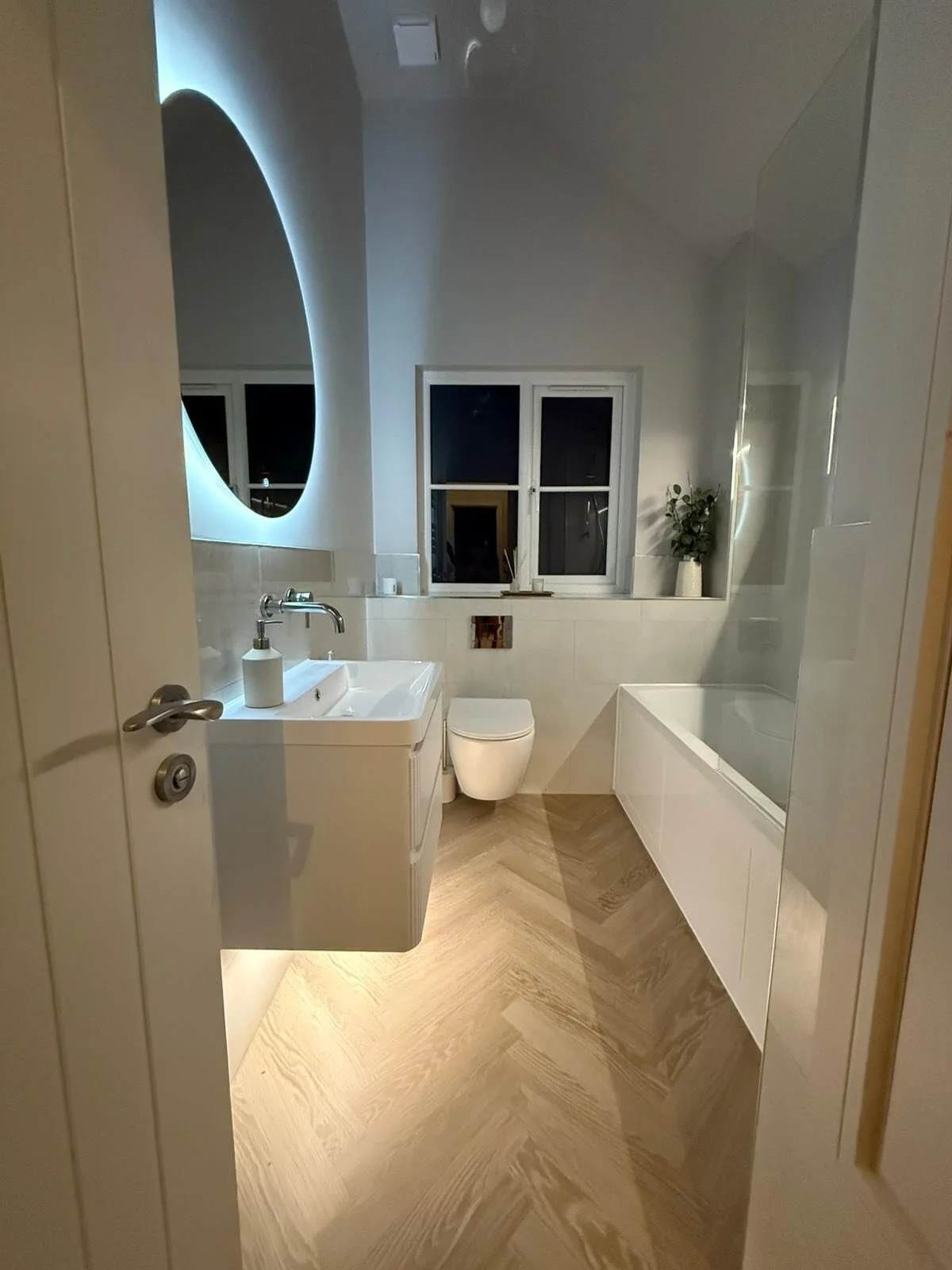 It's Transformation Thursday once more. We've completely renovated this bathroom, covering everything from flooring to tiling. If you're interested in this or our other works, don't hesitate to contact us.

We complete all types of works including 
-