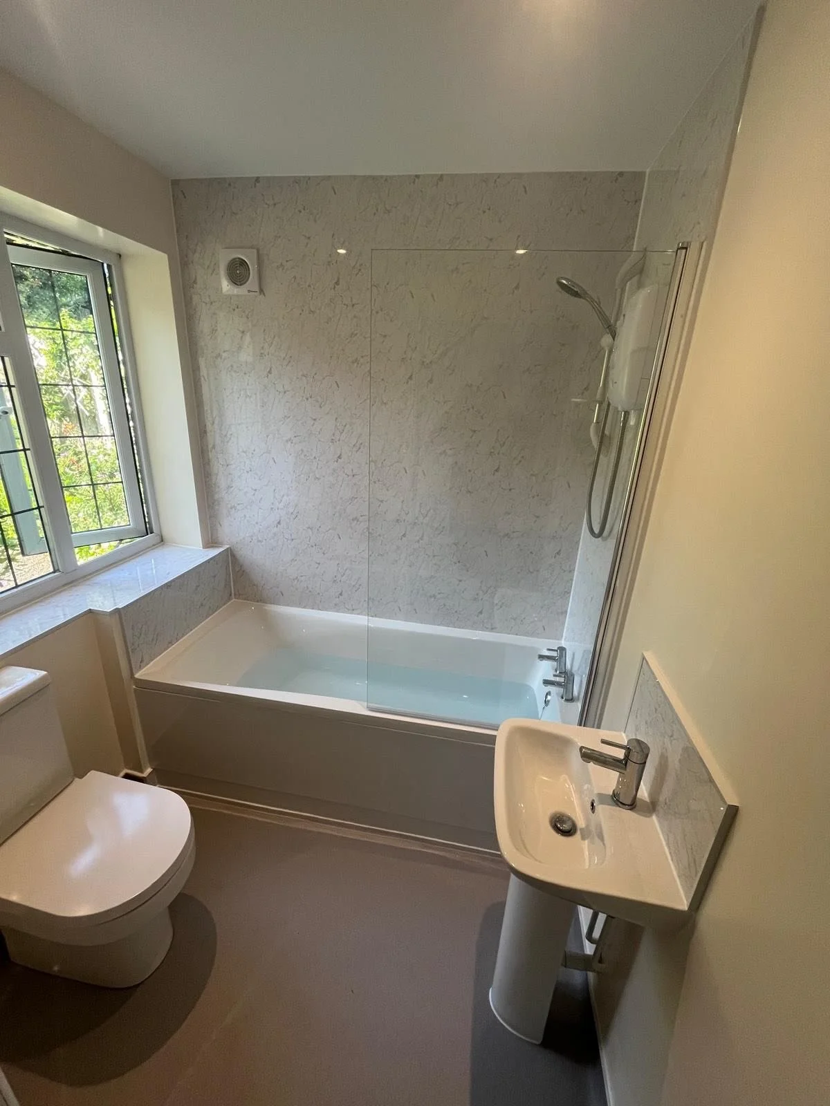 Monday motivation: we're starting the week with a transformation. Check out the incredible difference in this bathroom renovation, where we replaced a corner bath with a standard one for a more spacious feel.

If this or any of our other works is som