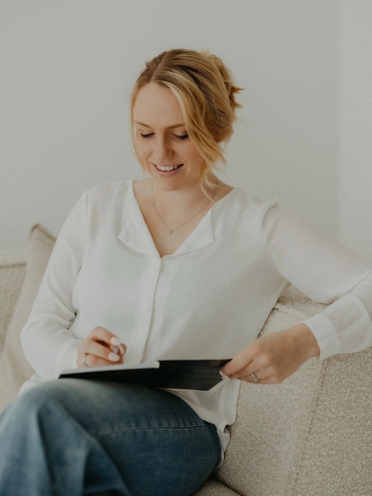 Hi, falls du mich noch nicht kennst 🤍

Ich bin Maren, Coach &amp; psychologische Beraterin.
Ich begleite Menschen in &Uuml;bergangsphasen ihres Lebens: privat, famili&auml;r oder beruflich.
Mit Raum f&uuml;r alles, was gerade da ist. Ohne Druck. Ohn