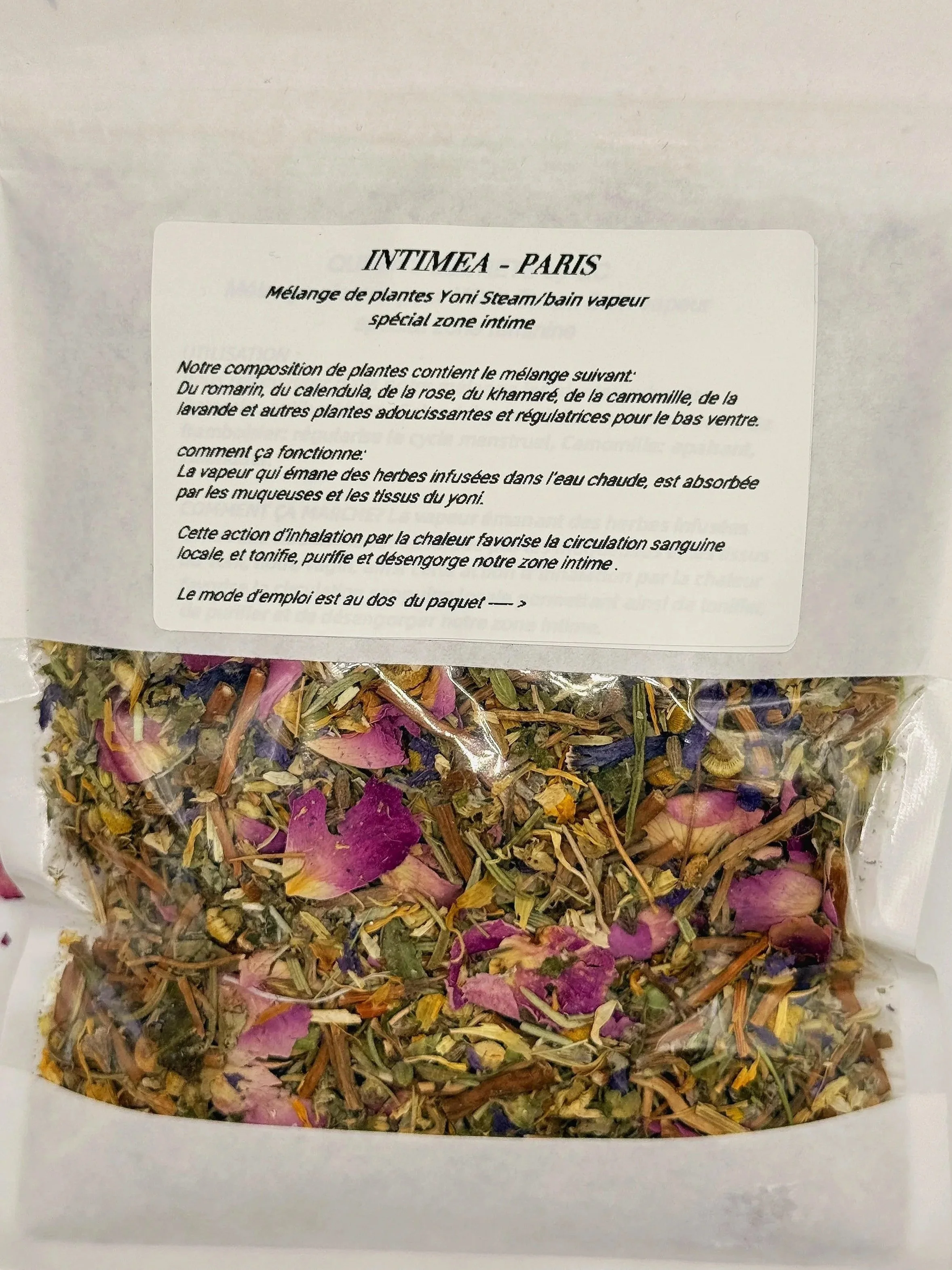 Paquet de mélange de plantes Yoni Steam à base de diverses herbes et fleurs, avec une étiquette descriptive en français