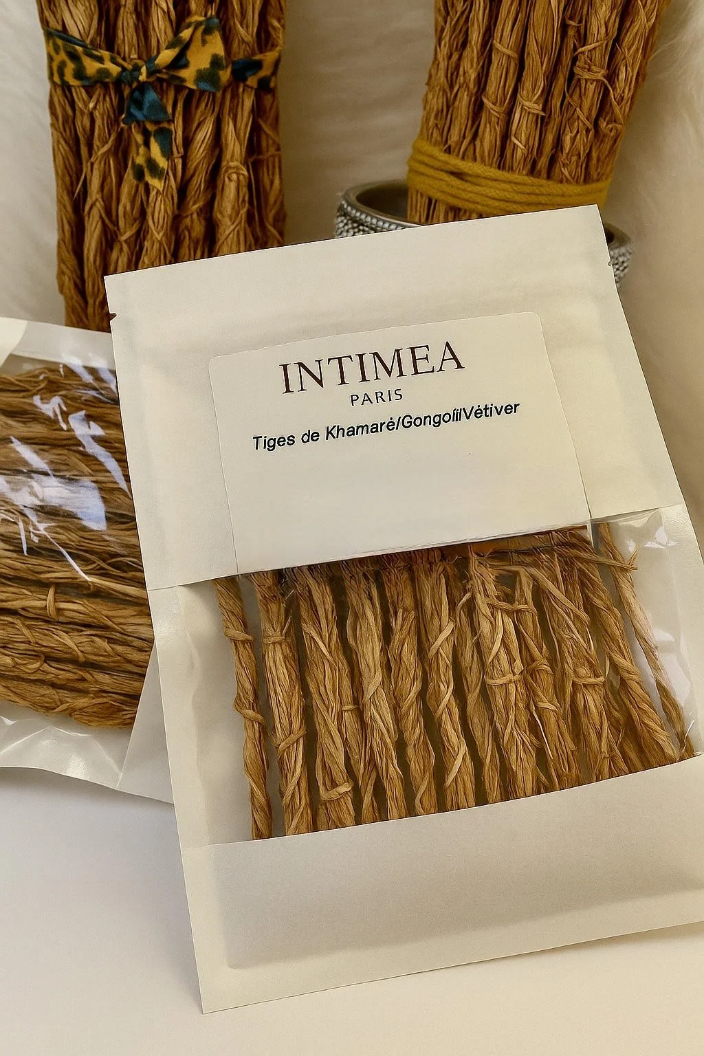 Paquet de tapis de Khamaré ou Gongoll/Vétiver de la marque INTIMEA PARIS, enroulés dans un emballage transparent.
