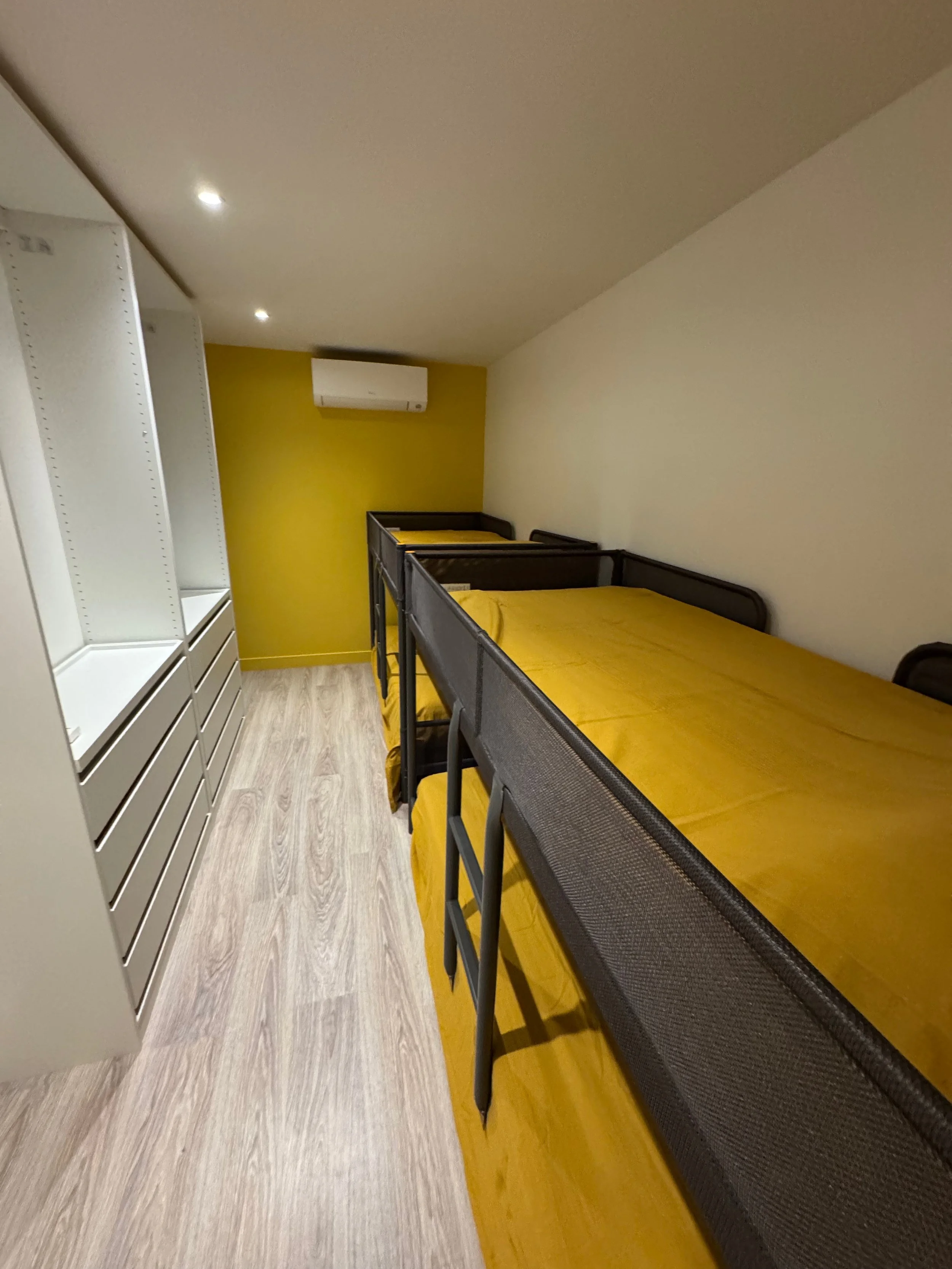 Chambre Laura, 2 lits superposés, donc 4 couchages 90x190. 
Pas de fenêtre dans cette chambre, mais accès à une salle de bain au fond à droite.