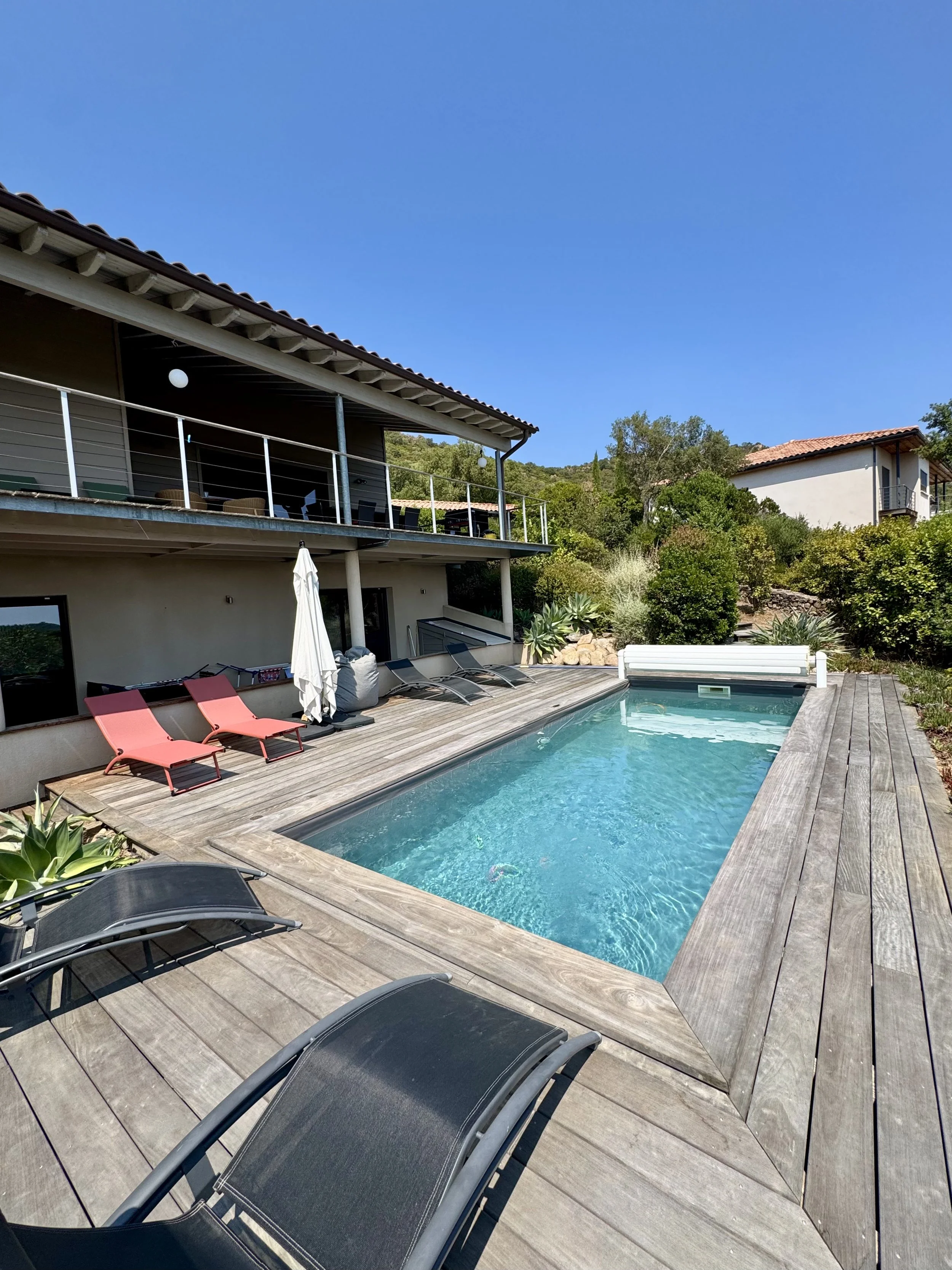 Piscine 7x3m, volet roulant électrique à clefs, chauffée si besoin, 6 transats, un parasol.