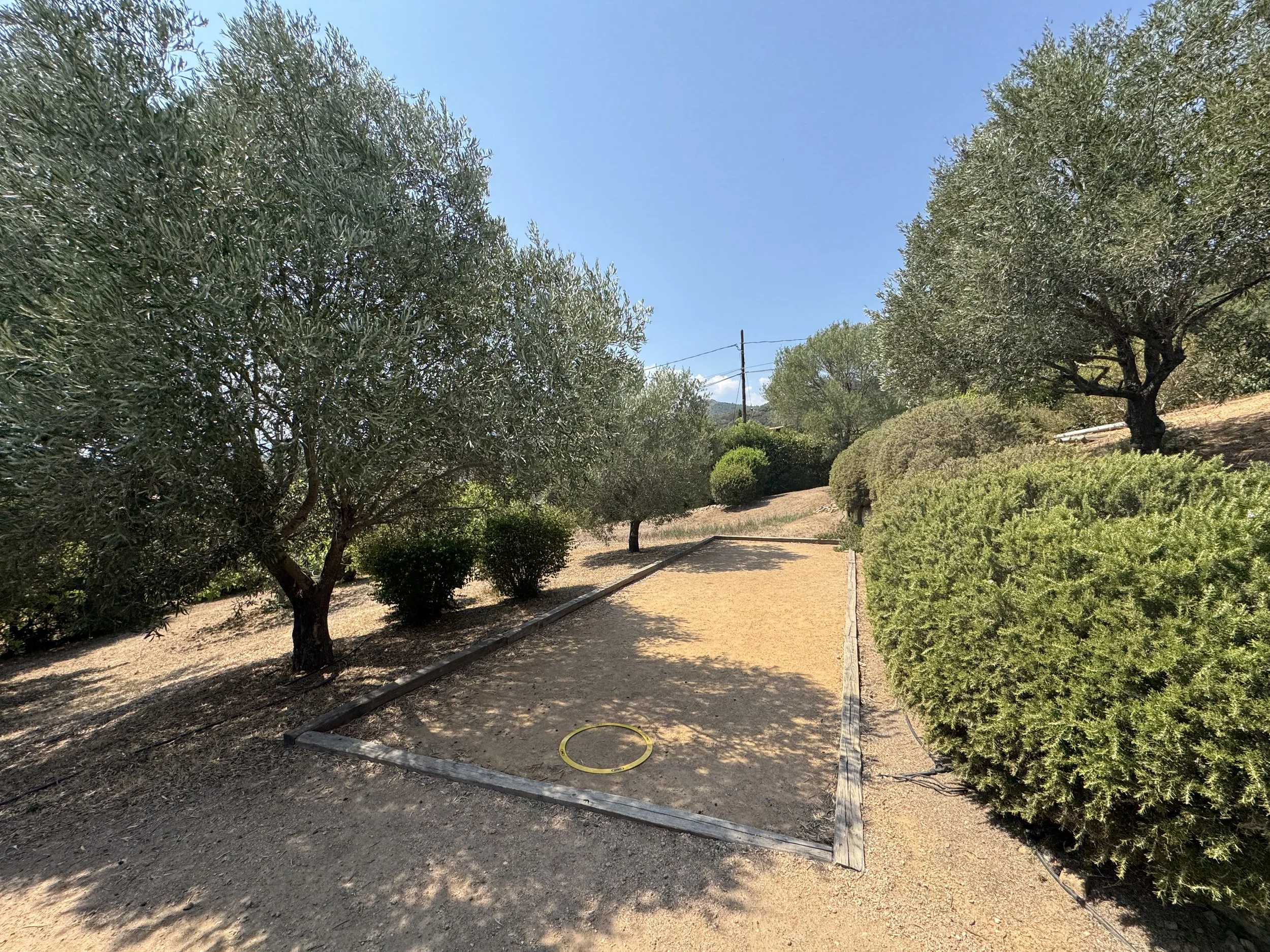 Terrain de pétanque éclairé la nuit.