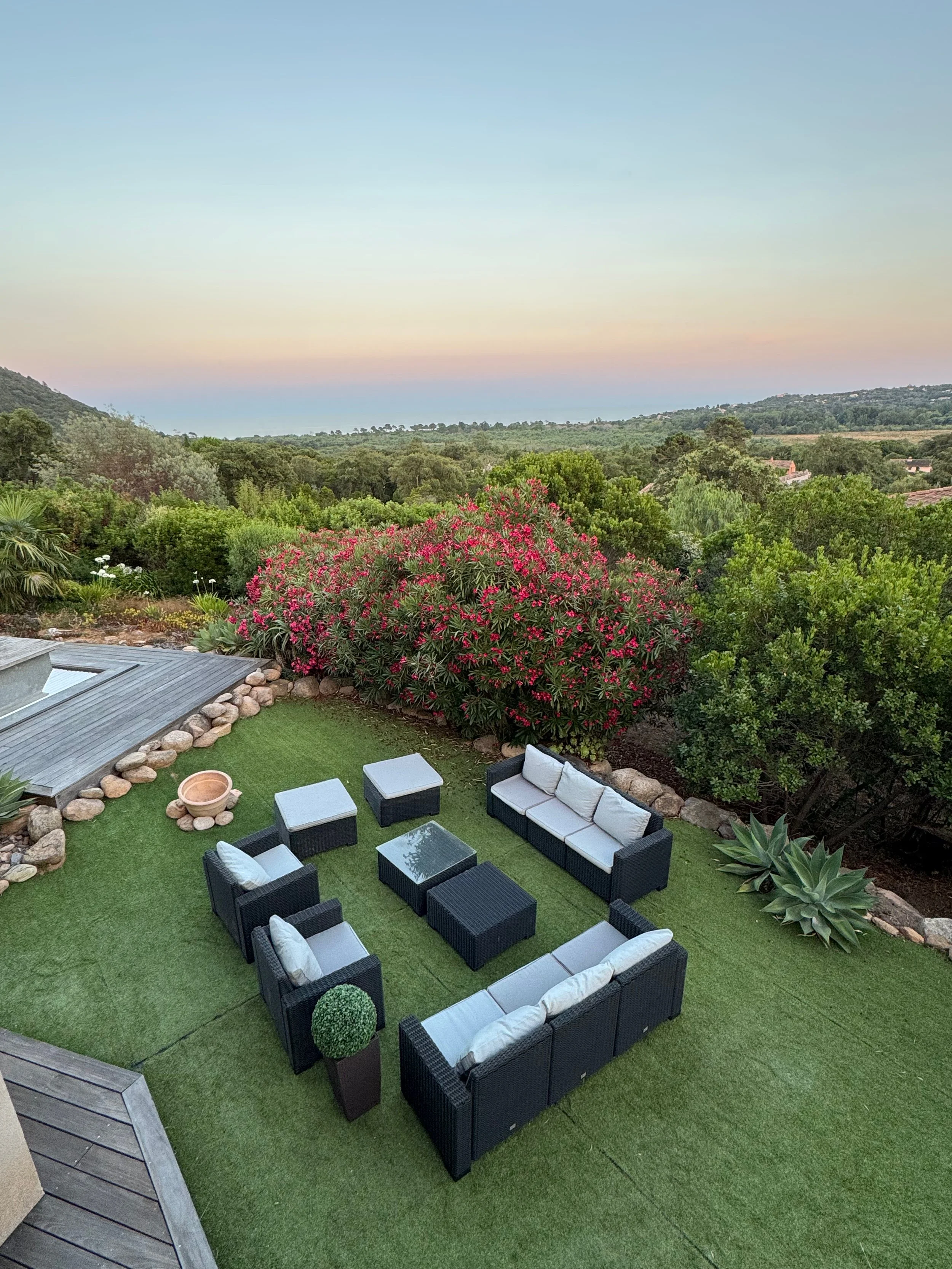 salon extérieur à coté de la piscine