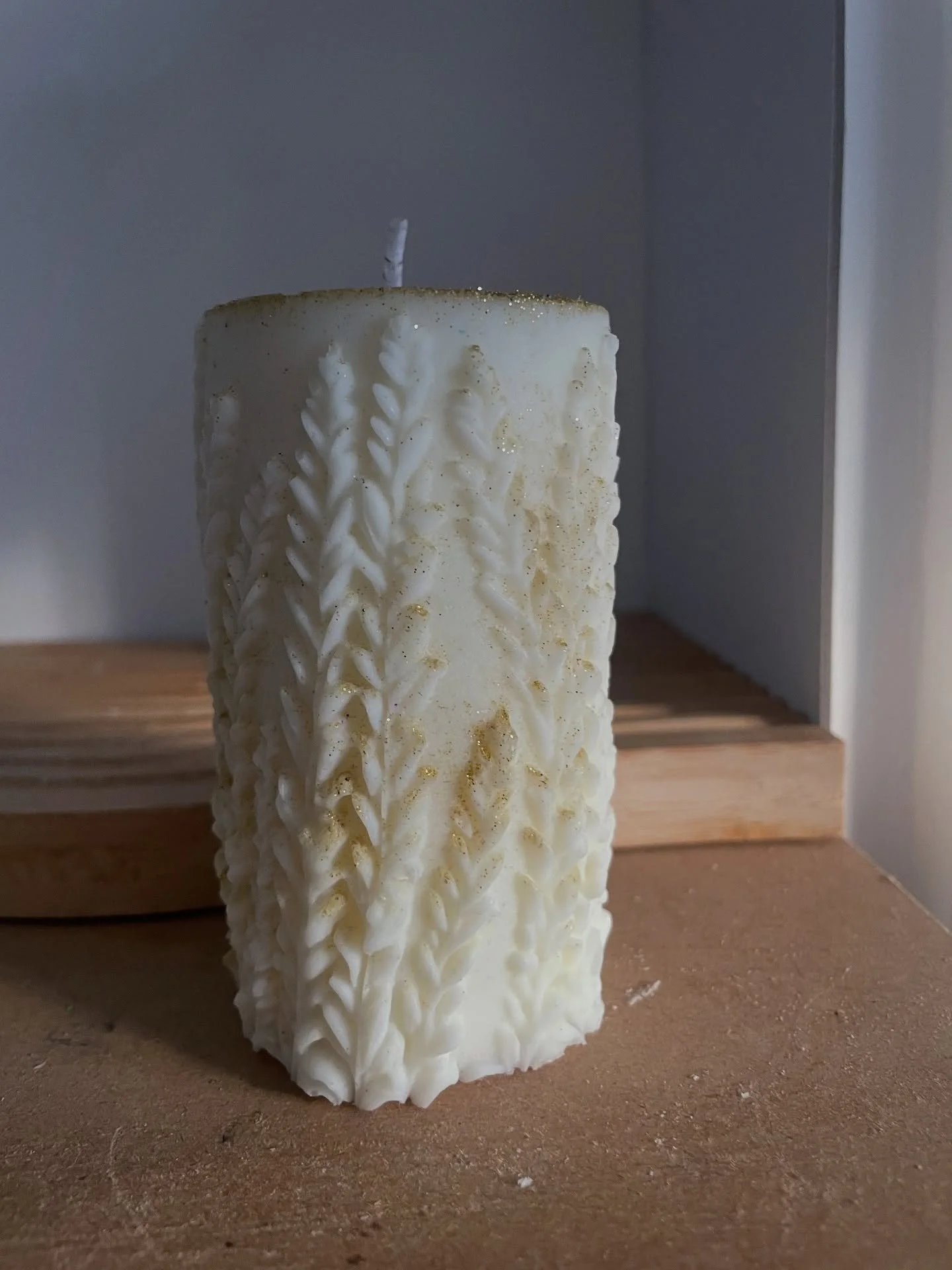 Golden Bloom Candle 🕯️
Available in four indulgent scent profiles:
✨Relax & Unwind – an uplifting blend of bergamot, French lavender, and lemongrass essential oils, perfect for melting away the day’s stresses
✨Sweet Dreams &ndash