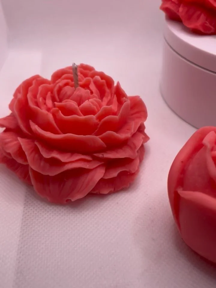 🥀Red Rose &amp; Peony Set - &pound;8.75 🥀

The Red Rose &amp; Peony Set is a romantic pairing of sculpted floral candles, hand-poured using natural soy wax and richly tinted with red candle dye.

These candles celebrate form, texture, and colour, m