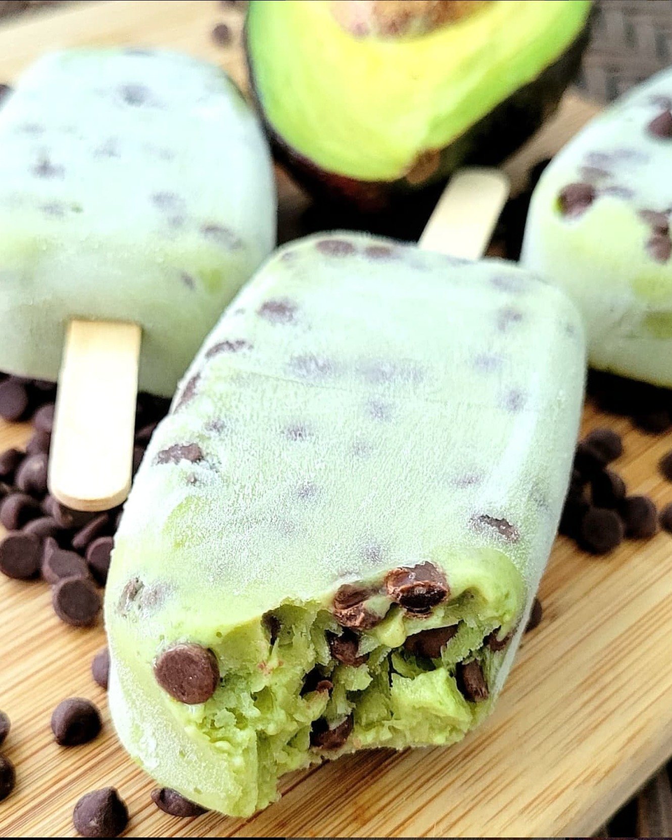 These #plantbased milk pops contain no added sugar and happen to be packed with protein and omega3s! Made with Avocado, maple syrup, mint extract, and semi-sweet chocolate chips...they taste just like your favorite mint chocolate chip ice cream with